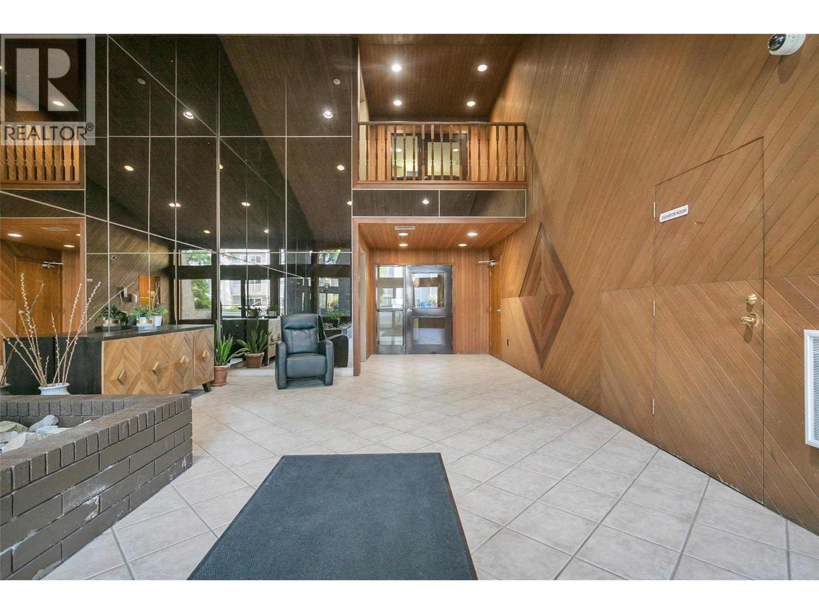 #206 983 BERNARD AVENUE - 3