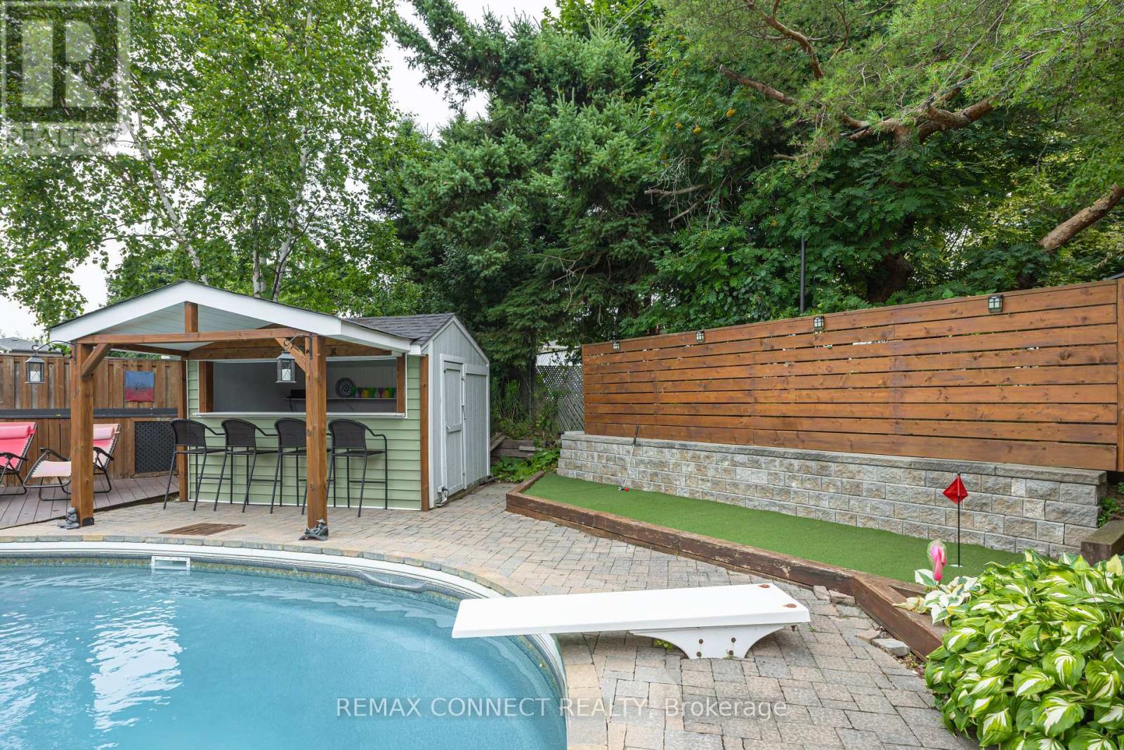 32 HARLAND CRESCENT - 40