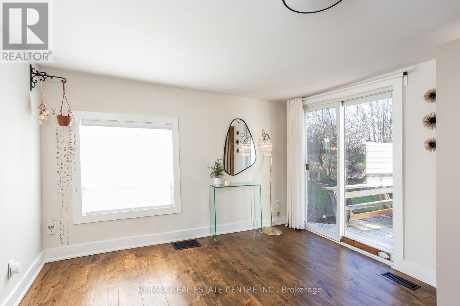 5 EAST JOHN STREET N - 22