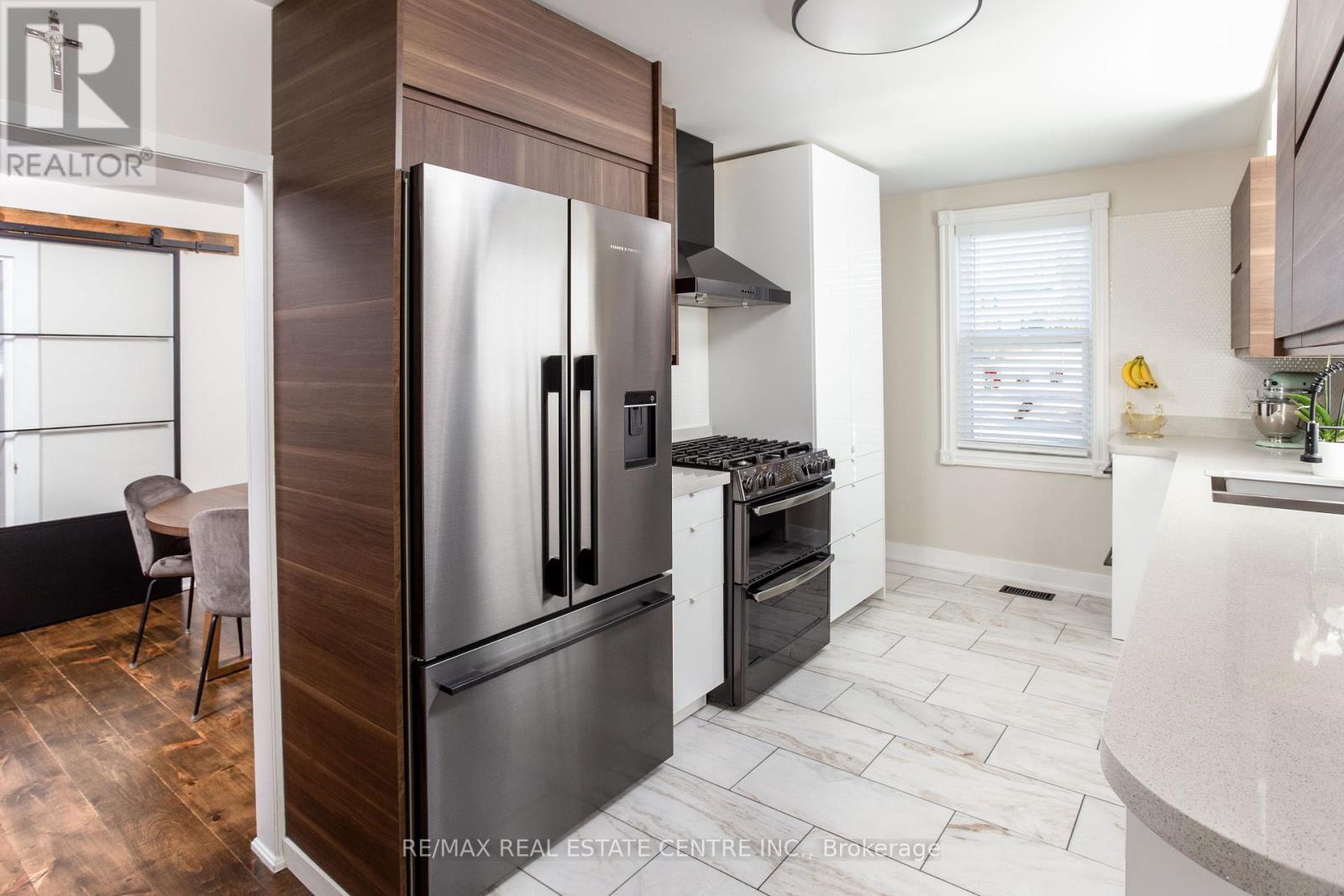 5 EAST JOHN STREET N - 16