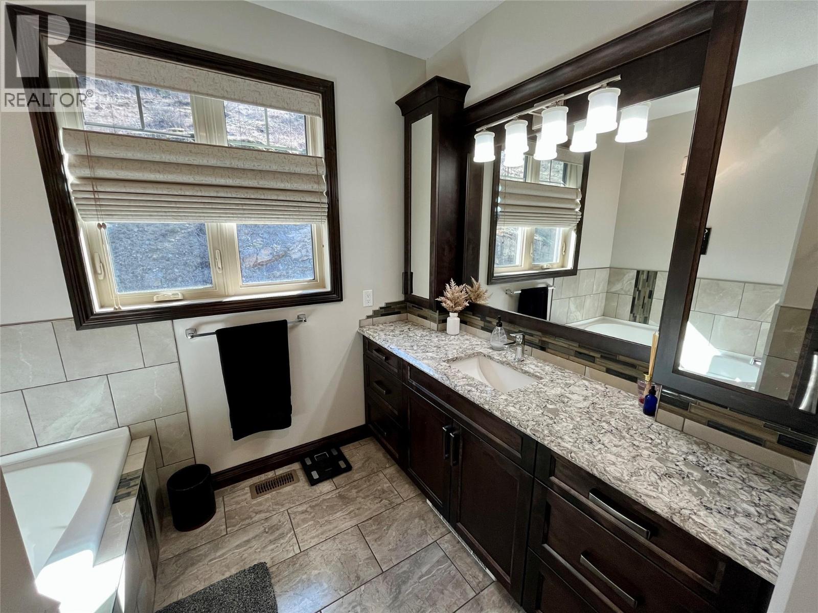 230 Sunset Drive, Sicamous