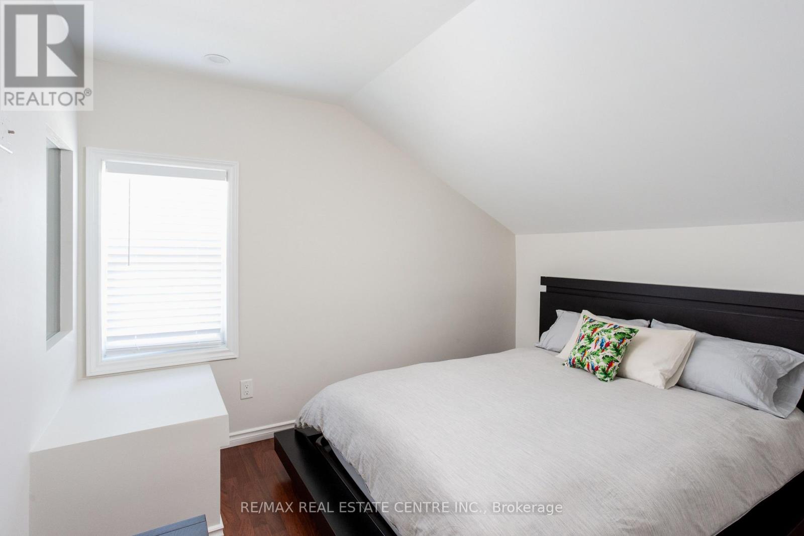 5 EAST JOHN STREET N - 35