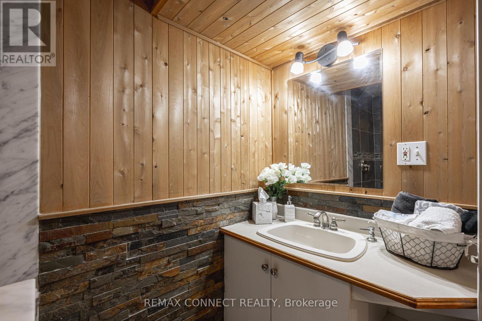 32 HARLAND CRESCENT - 32