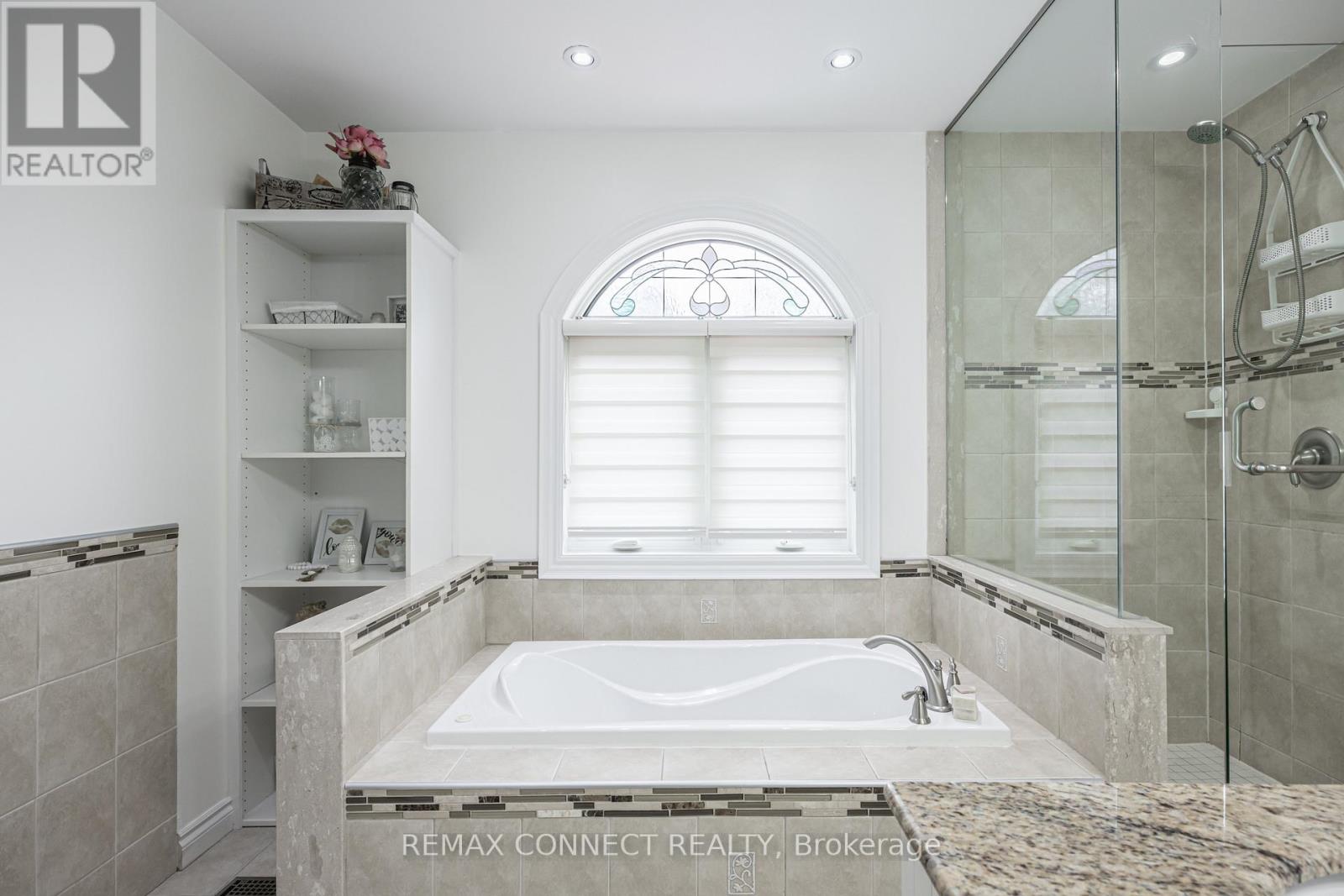 32 HARLAND CRESCENT - 21