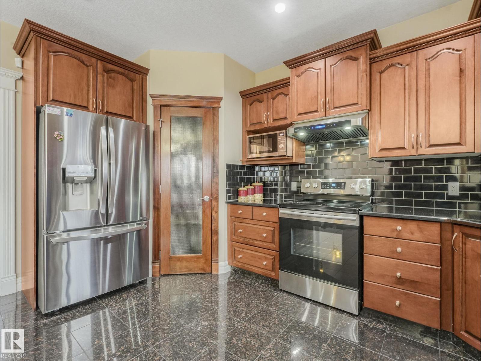 6911 17 AV SW, Edmonton