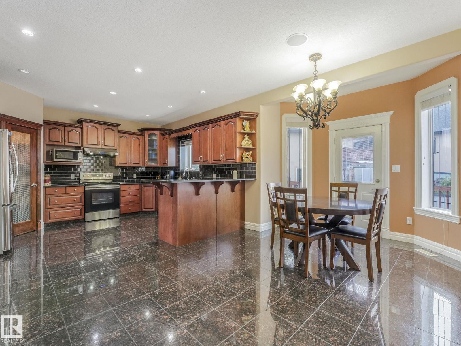 6911 17 AV SW, Edmonton