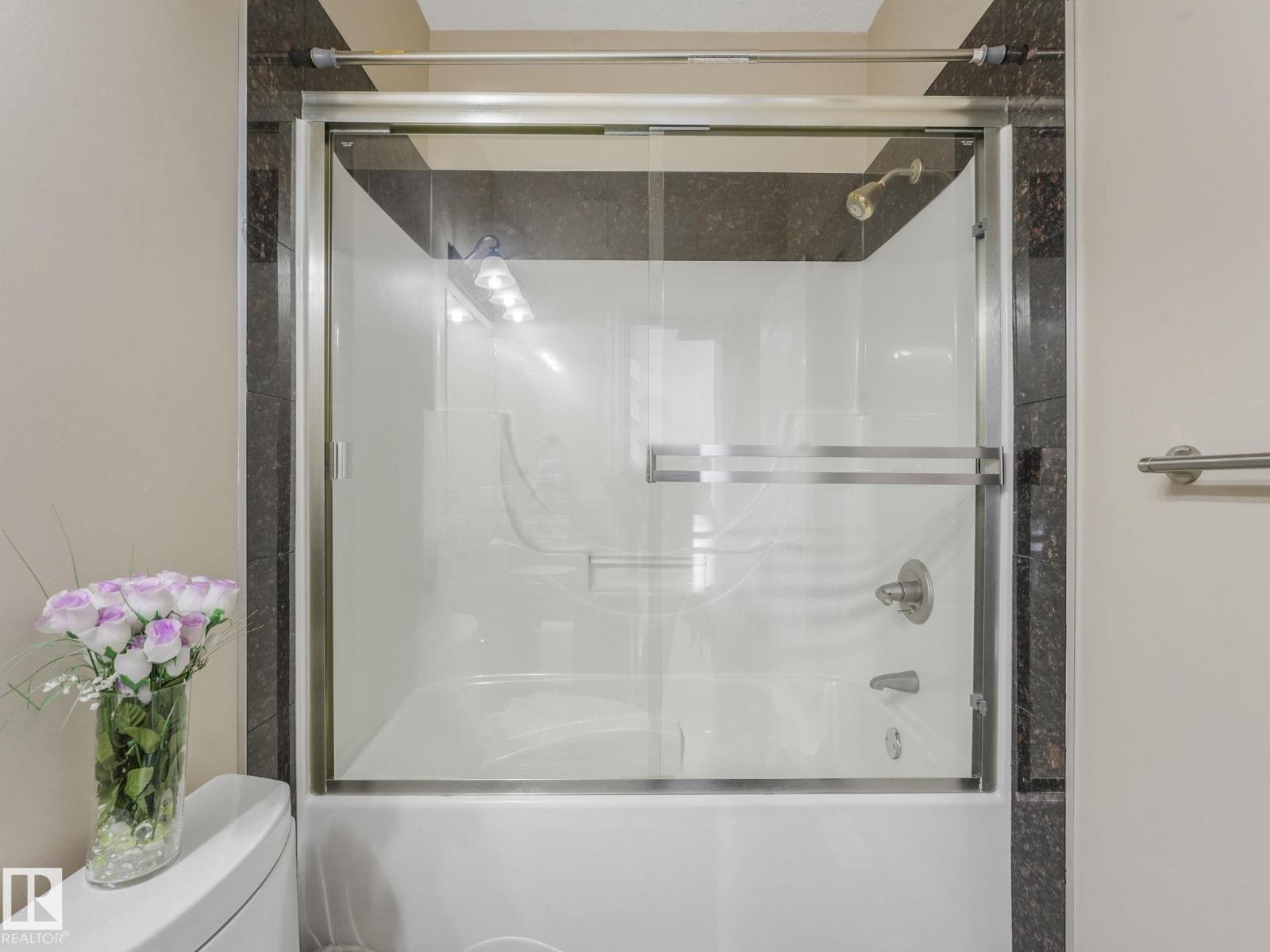 6911 17 AV SW, Edmonton