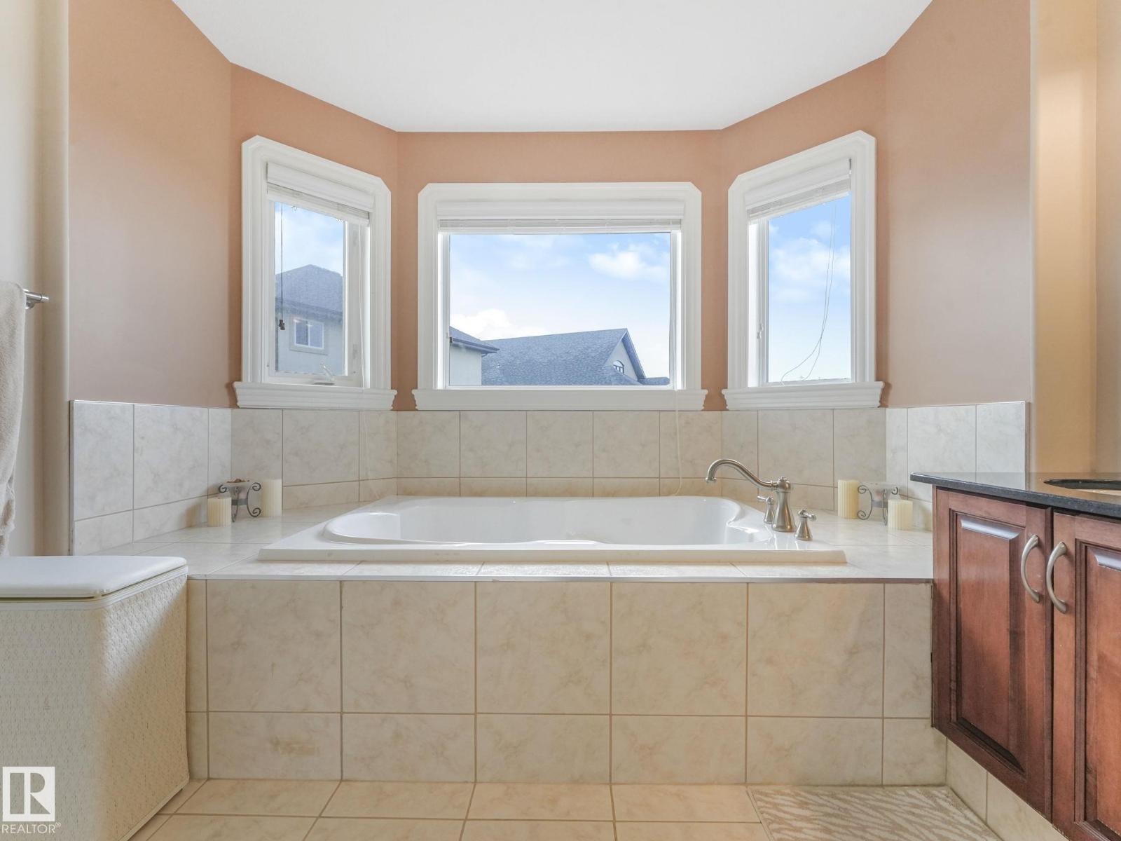 6911 17 AV SW, Edmonton