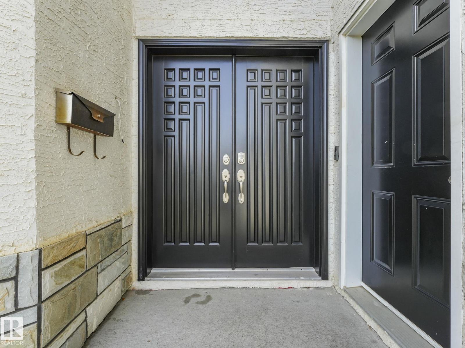 6911 17 AV SW, Edmonton