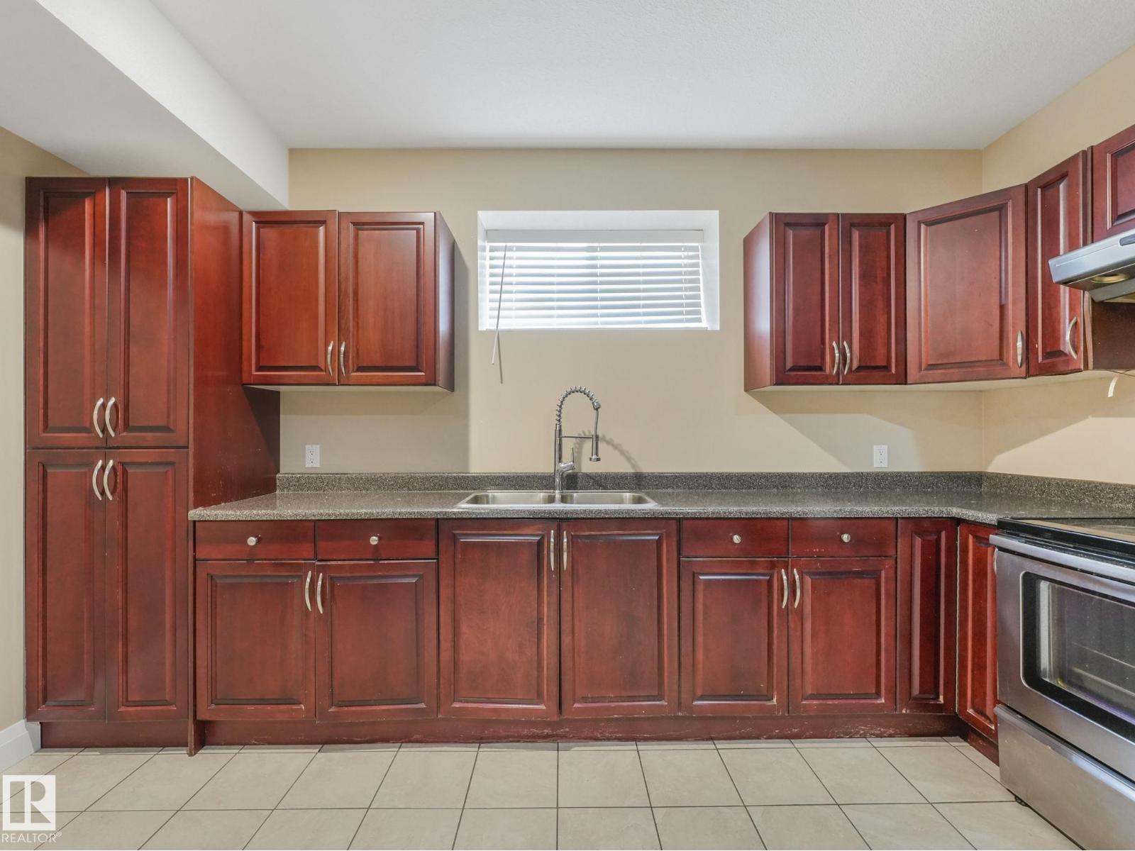 6911 17 AV SW, Edmonton