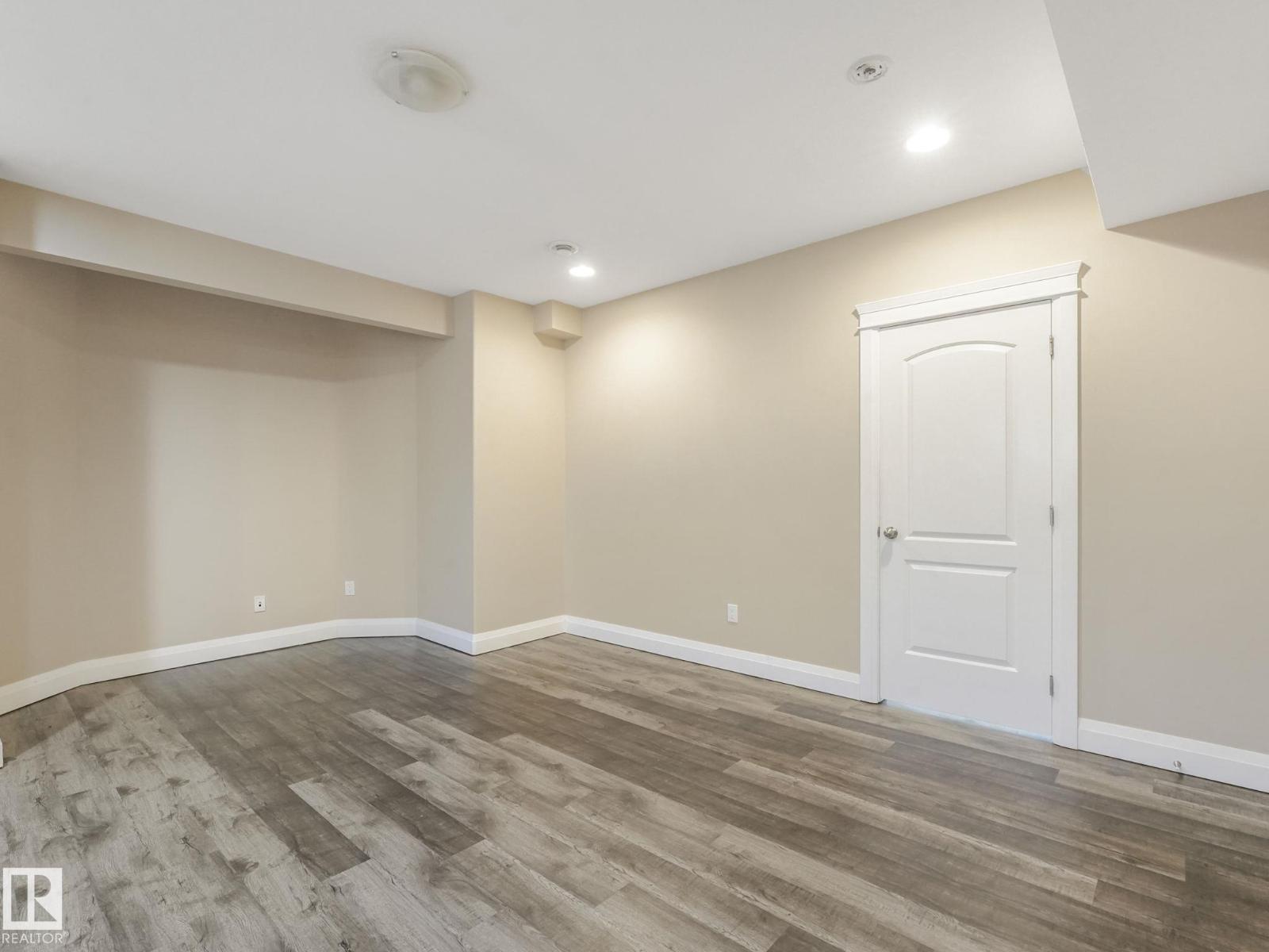 6911 17 AV SW, Edmonton