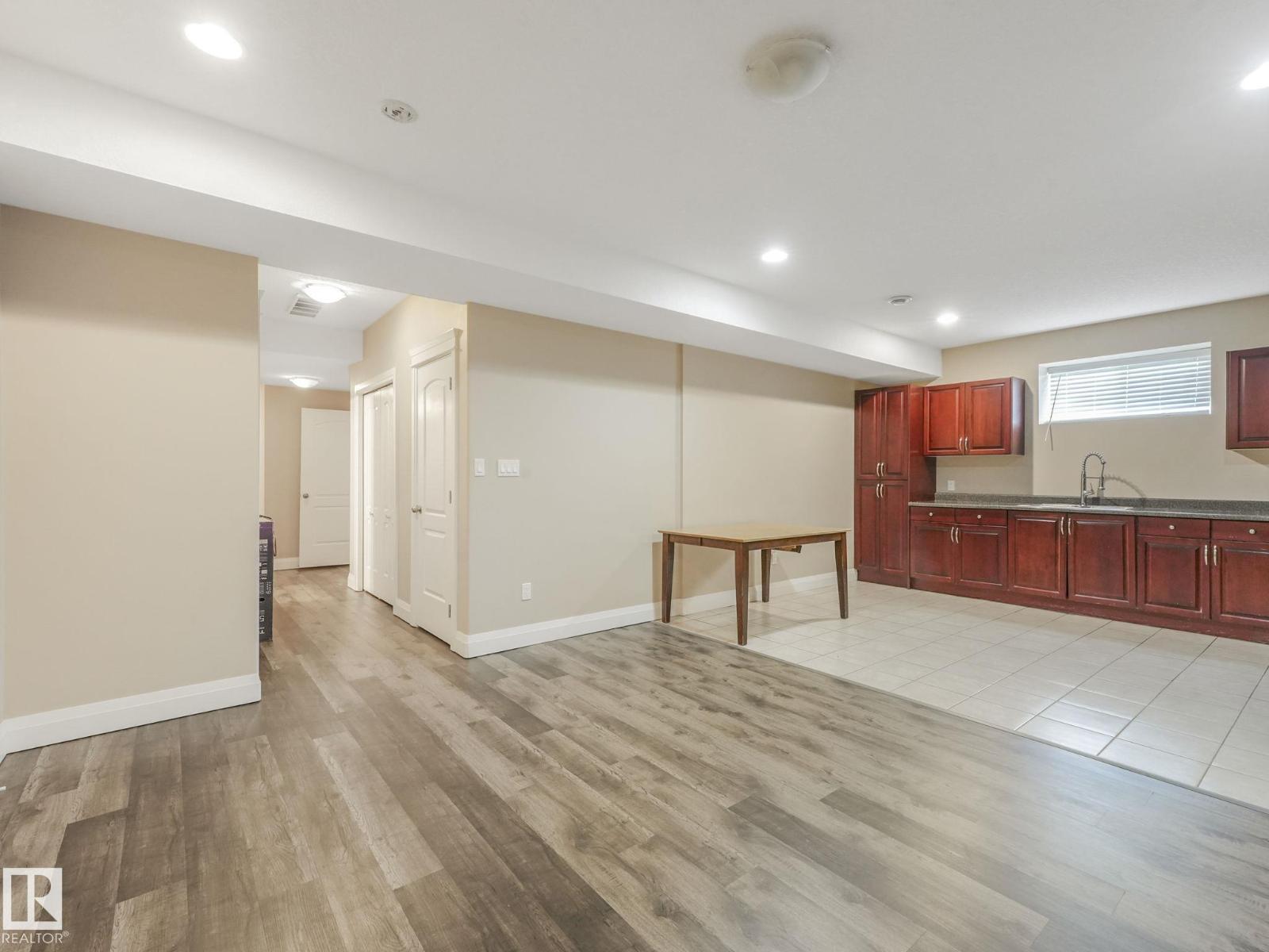 6911 17 AV SW, Edmonton