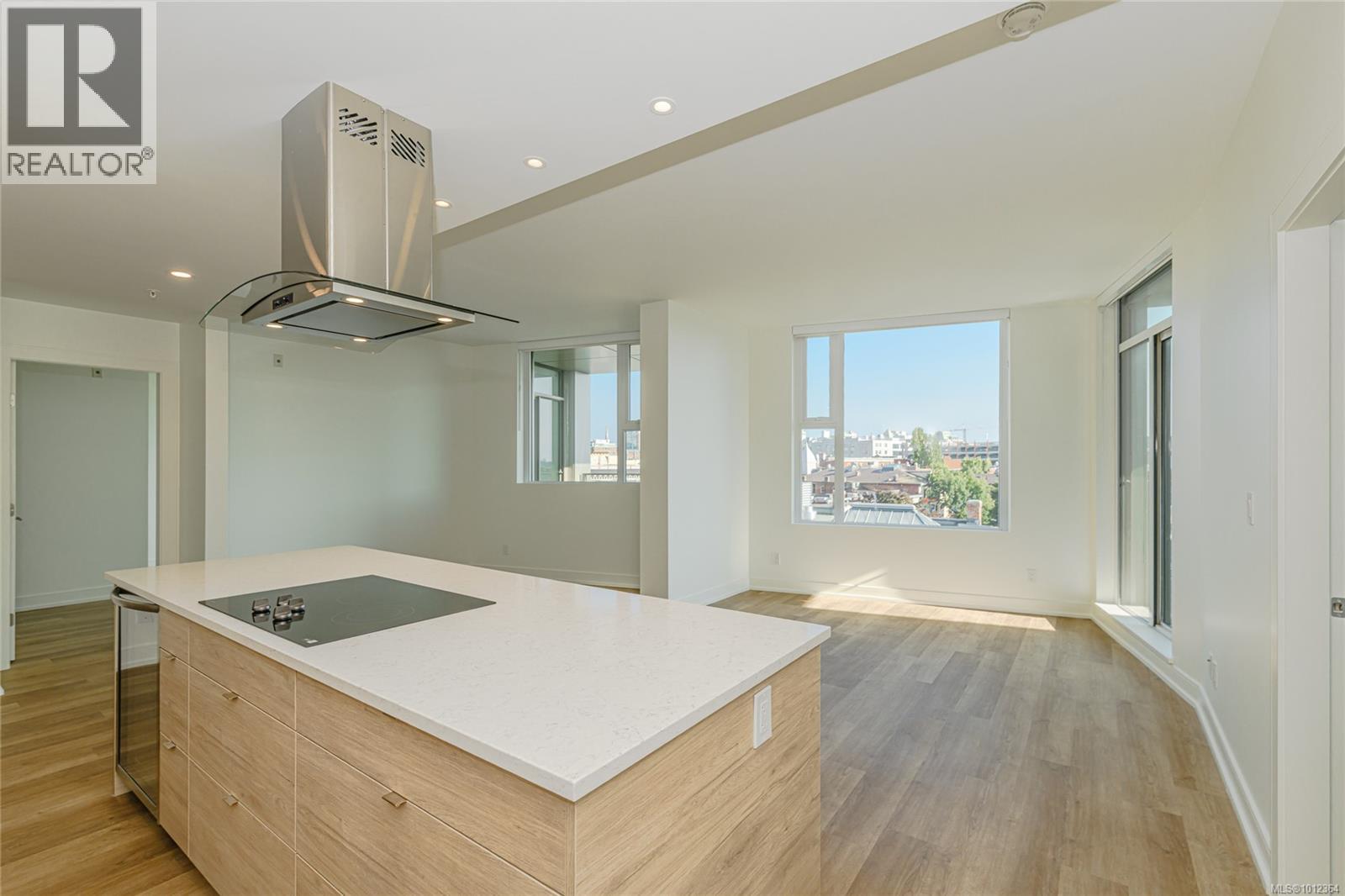 #902 1628 STORE ST - 24