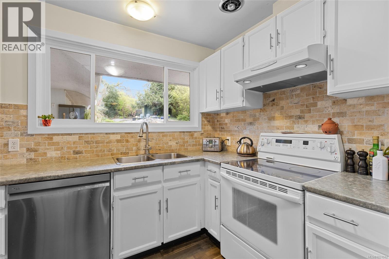  3223 Henderson Road, Oak Bay