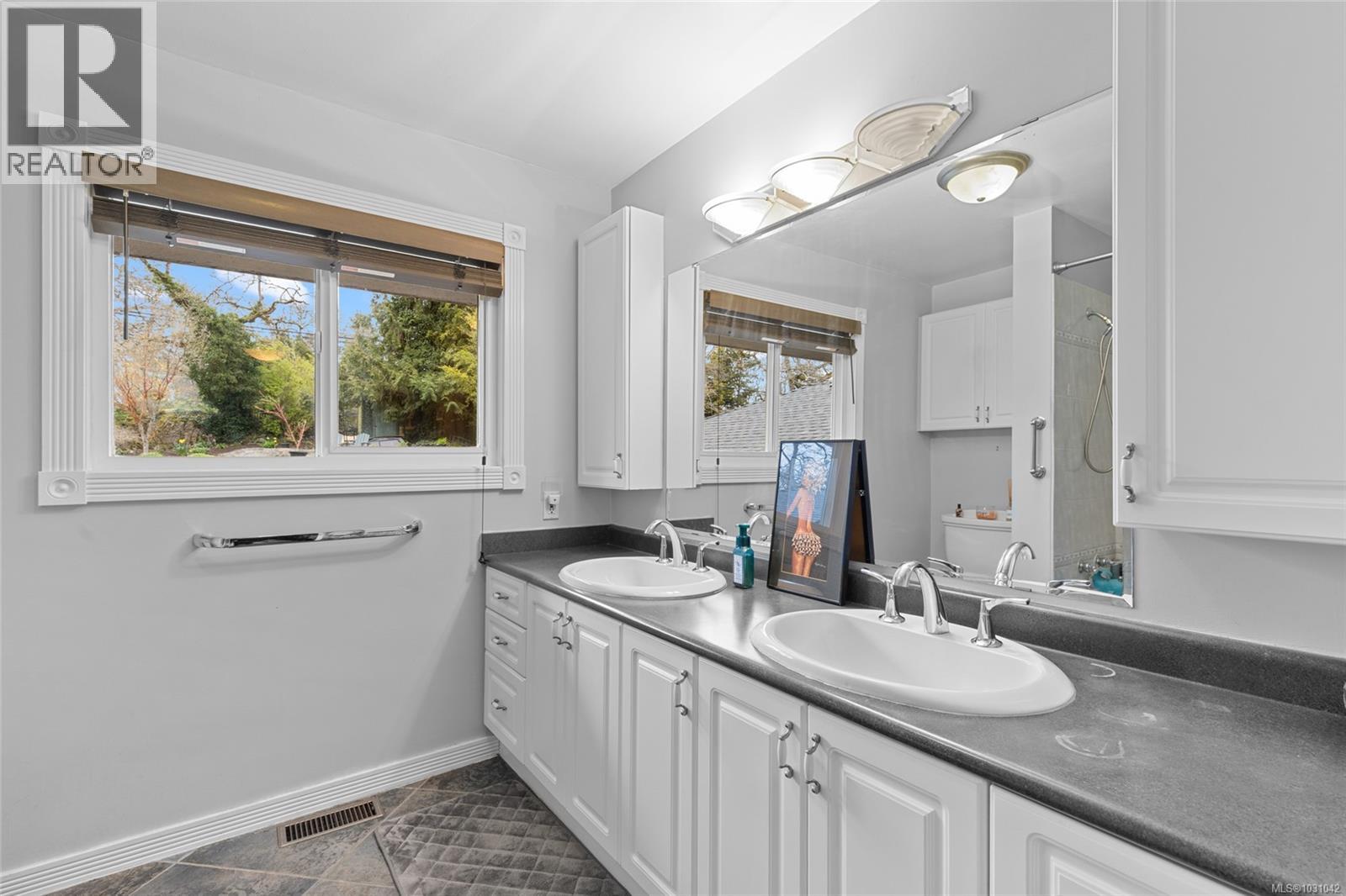  3223 Henderson Road, Oak Bay