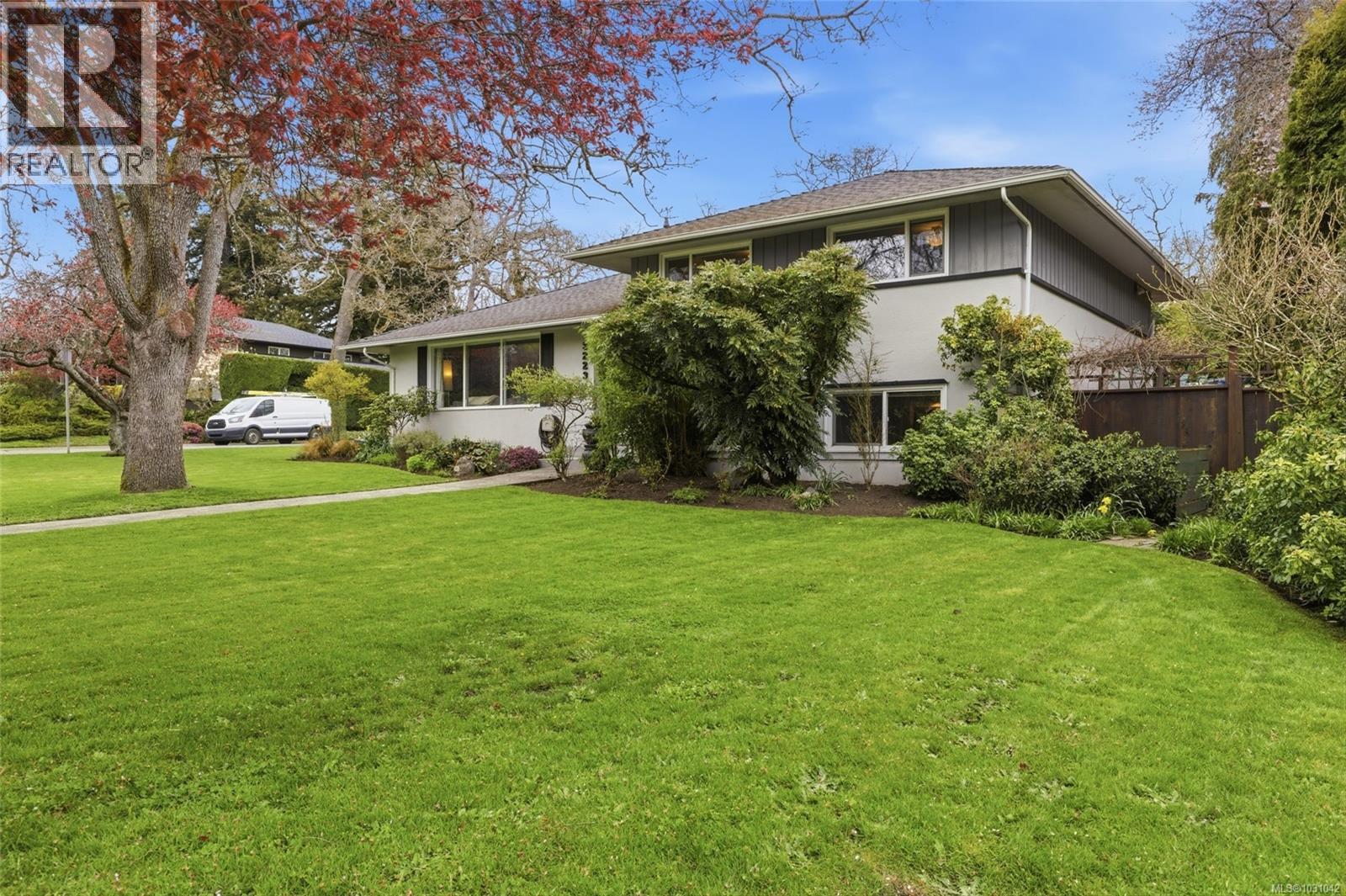  3223 Henderson Road, Oak Bay