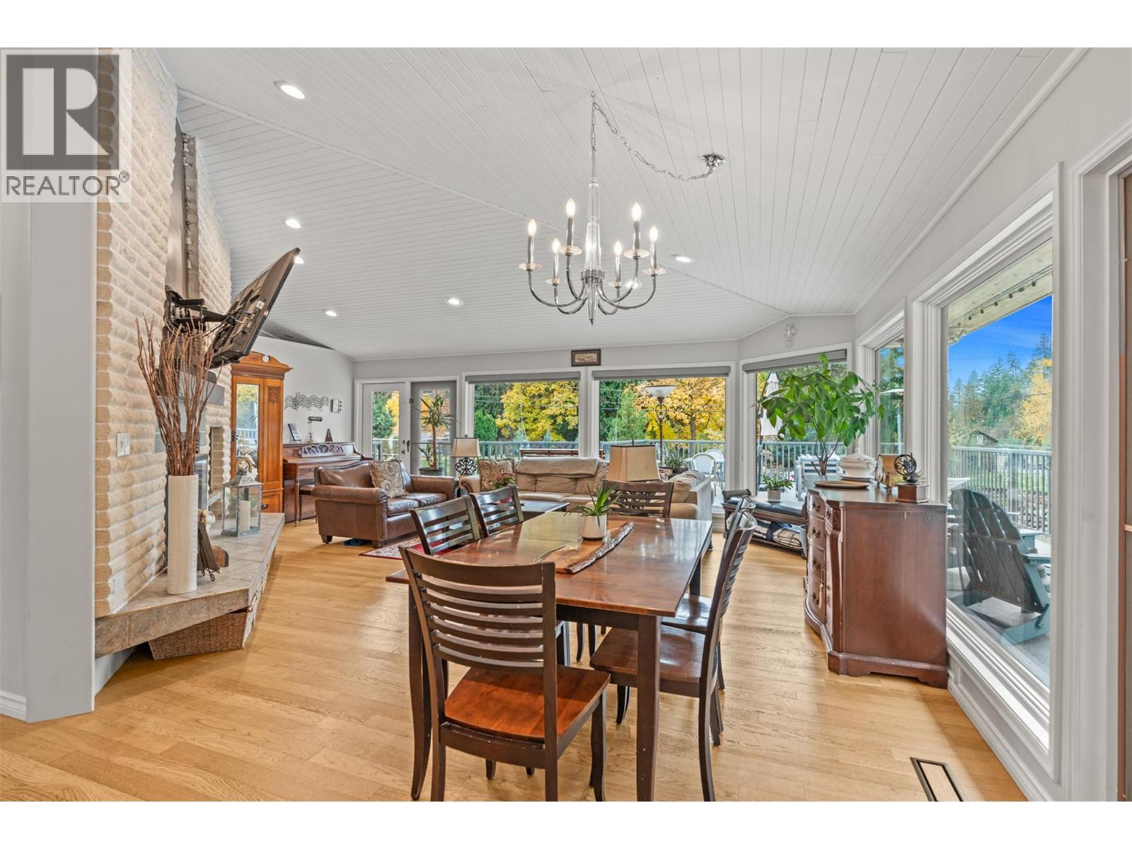 5615 East Vernon Road, Vernon