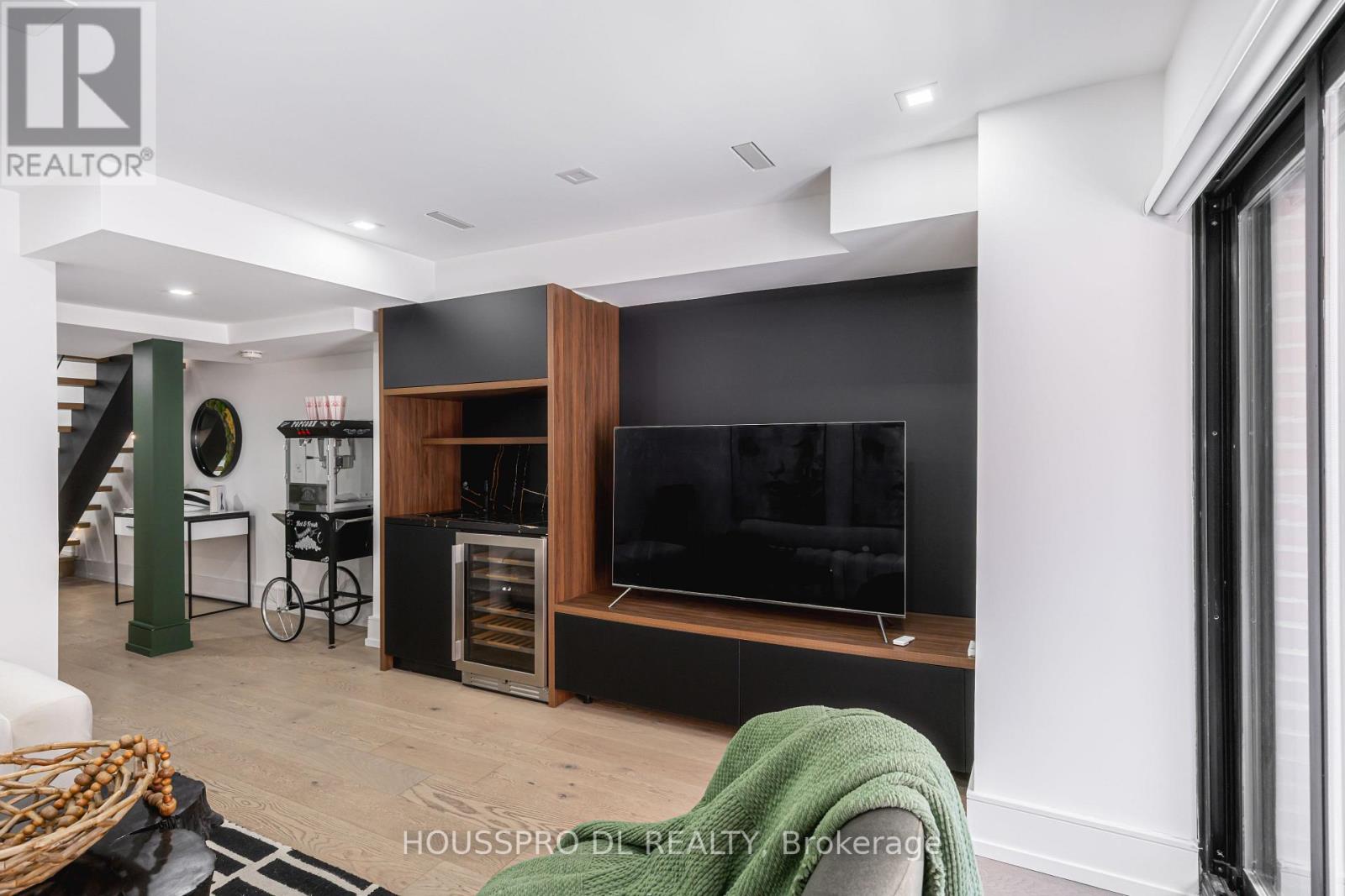 Perfect For Enjoy.Big-Screen TV W Family & Friends