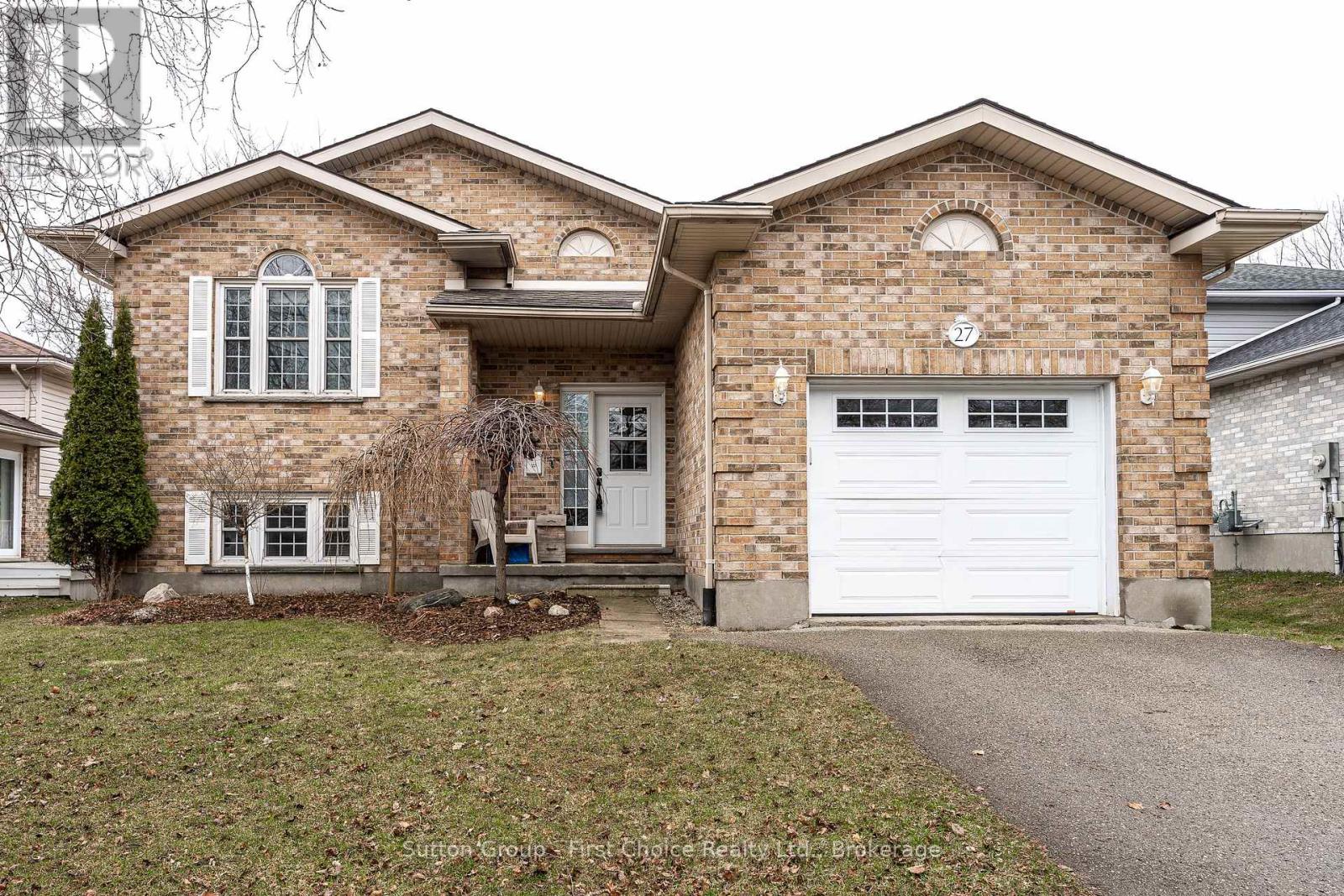 27 MCQUEEN COURT - 1
