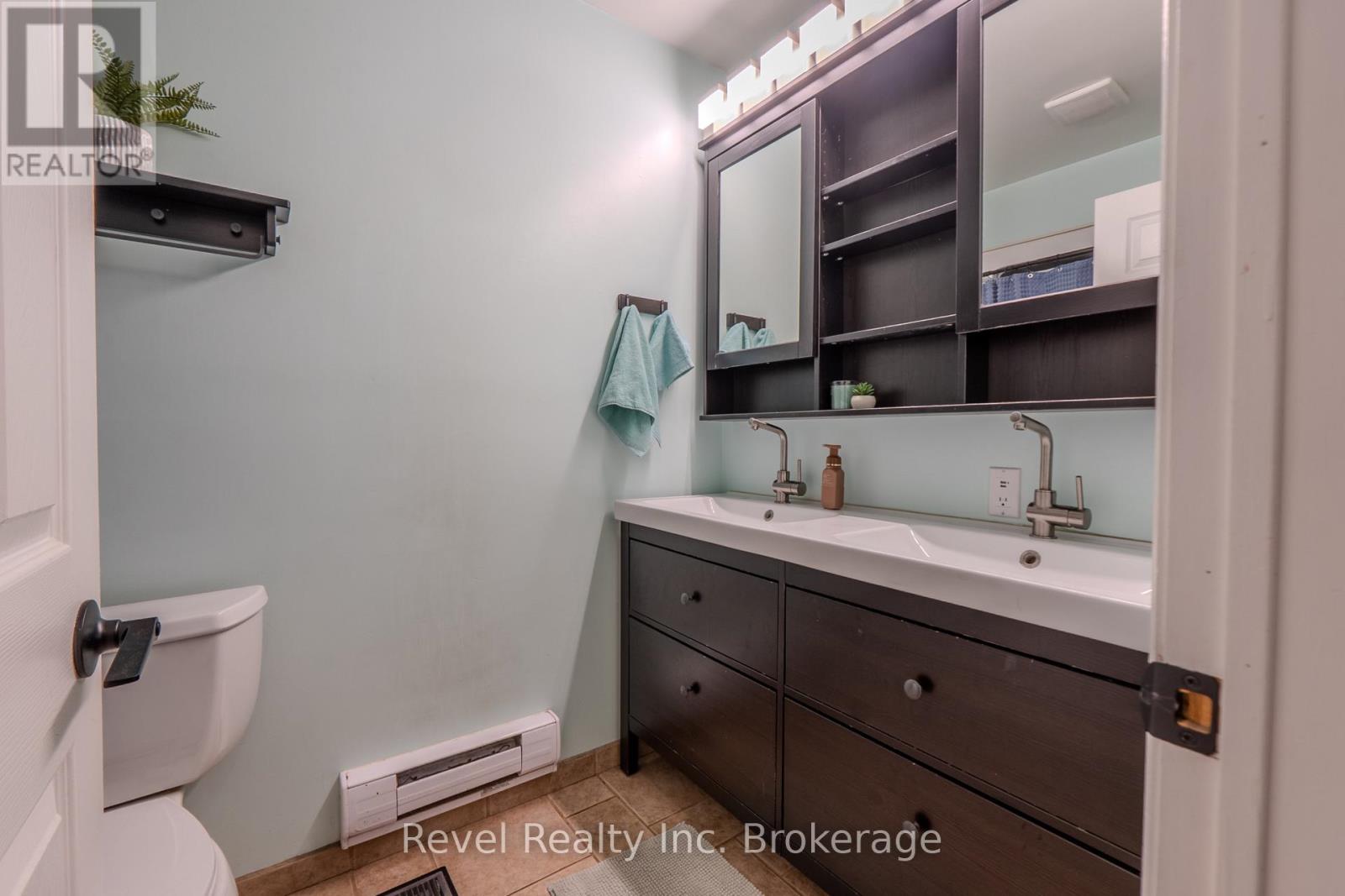 Main level - 4 Pc bath