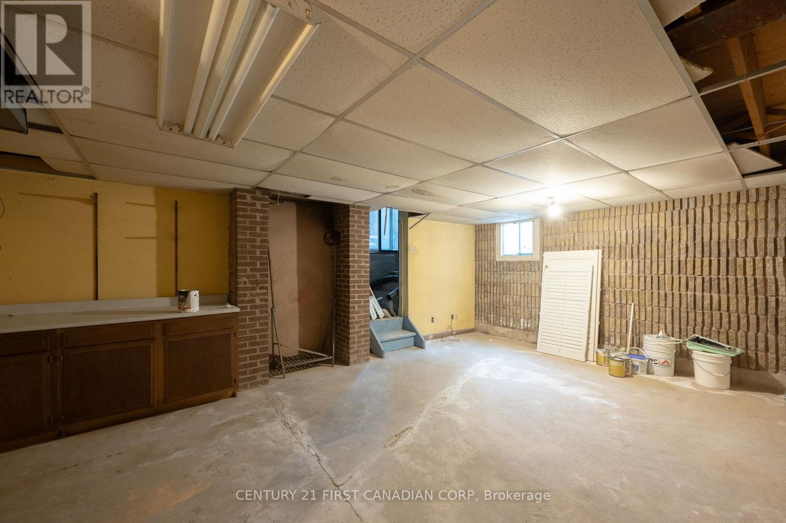 1326 COMMISSIONERS ROAD W Property Photo