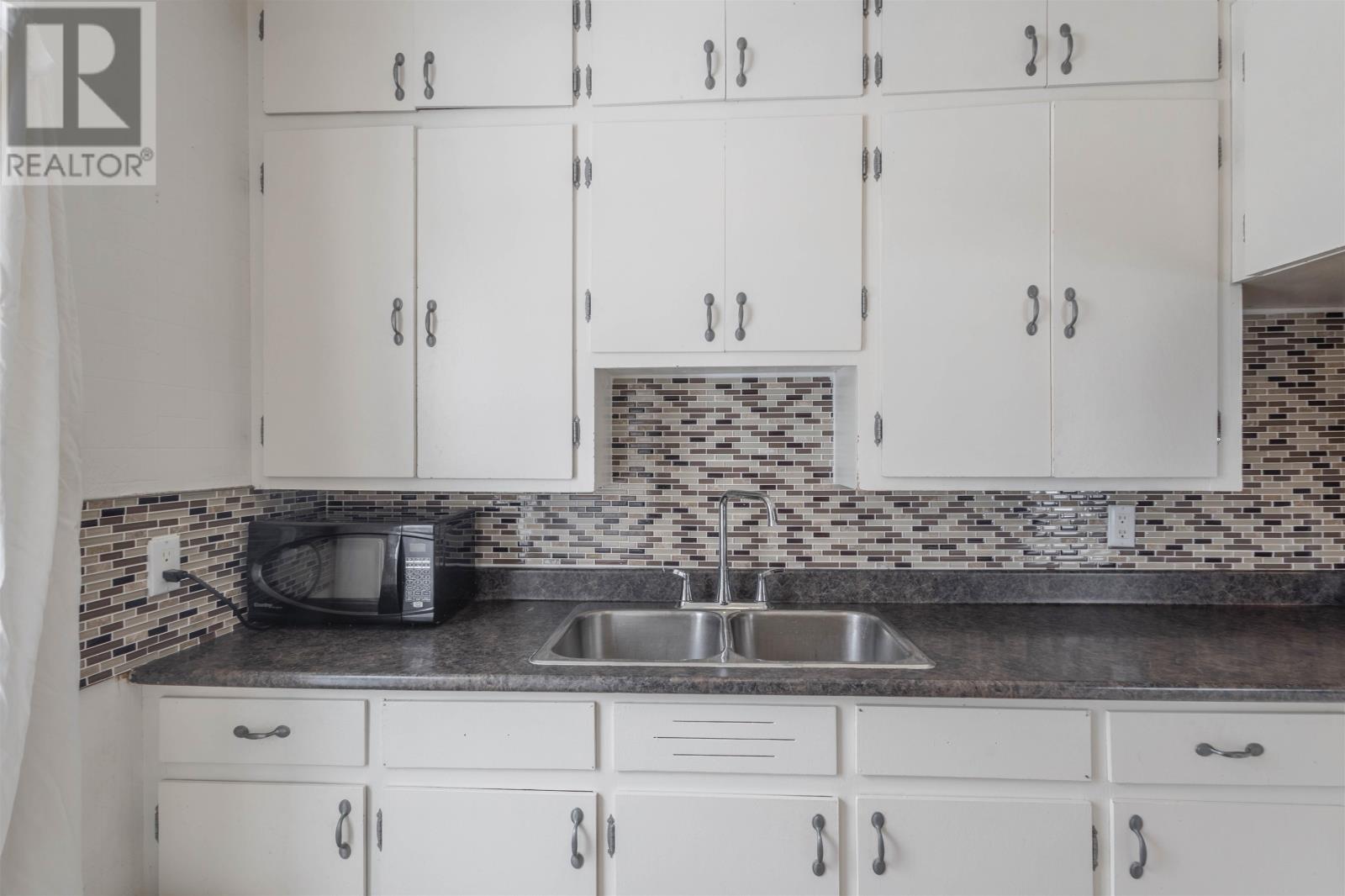 1212 GLADSTONE ROAD - 13