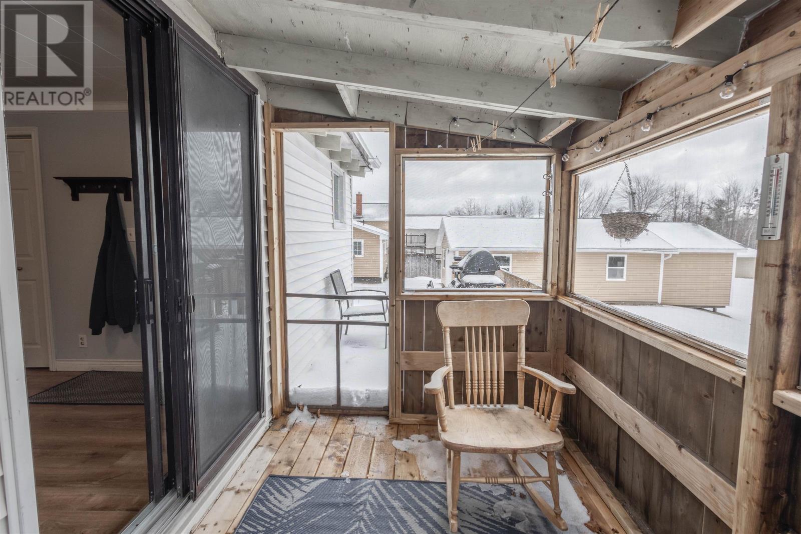 1212 GLADSTONE ROAD - 33