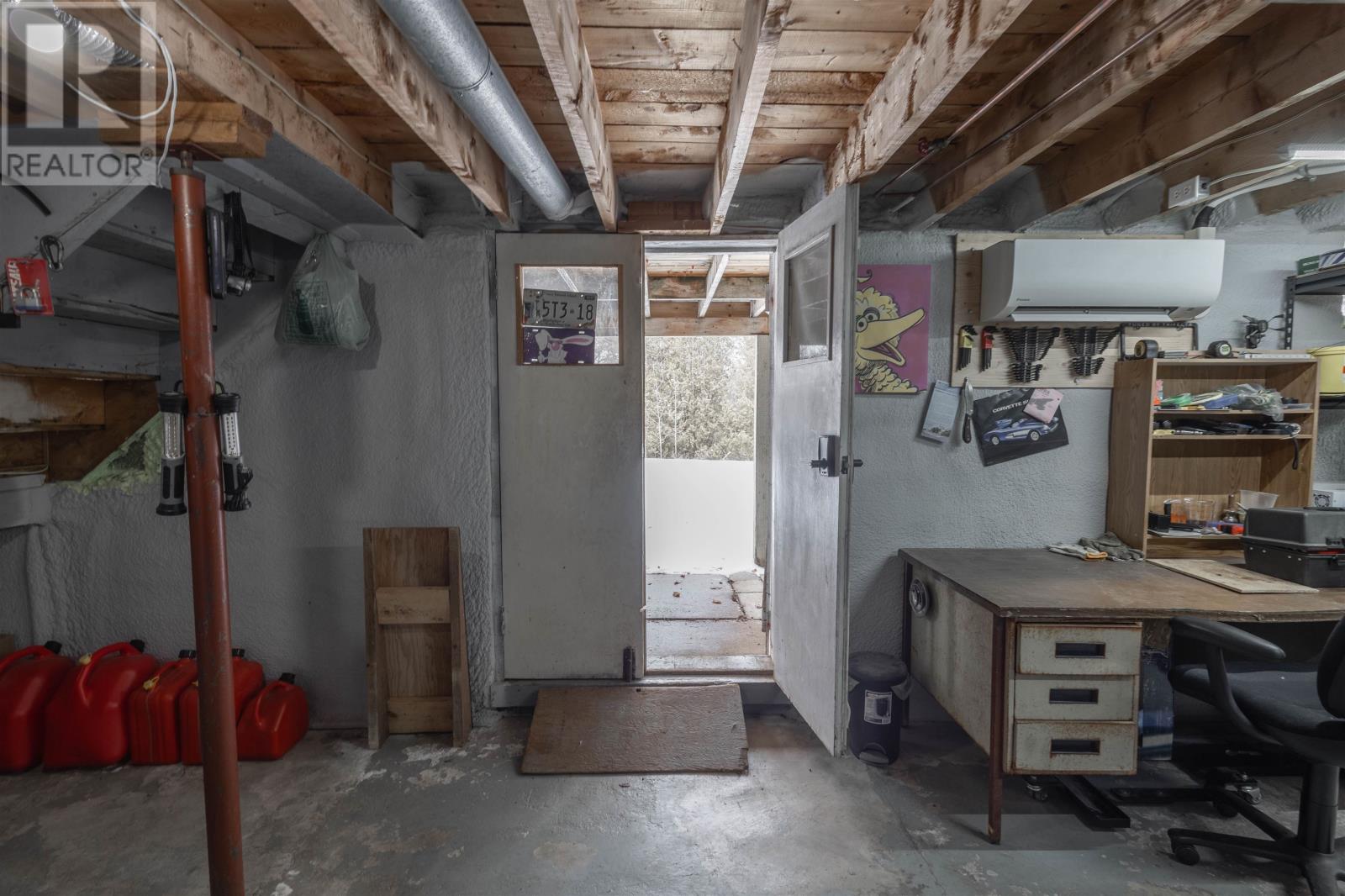 1212 GLADSTONE ROAD - 36