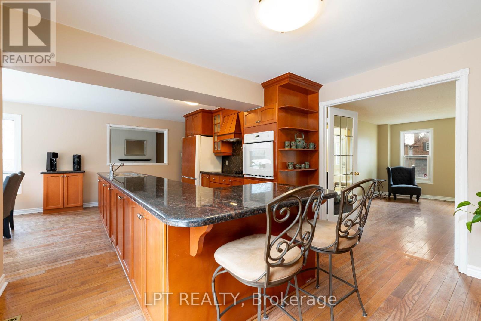 54 MEYER CIRCLE - 12