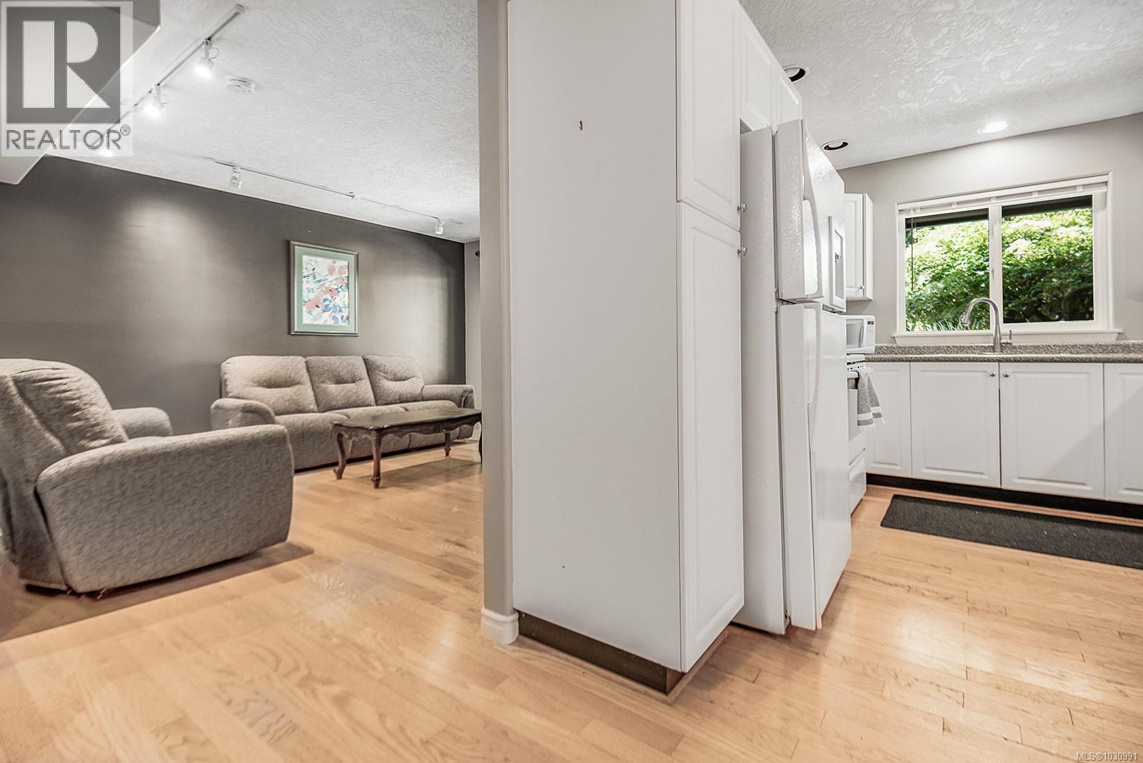 1141 KATHLEEN DR - 43