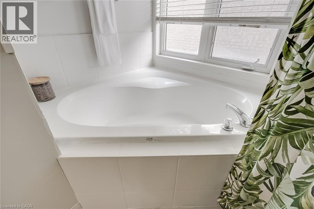 599 CAVERHILL Crescent,Milton,,