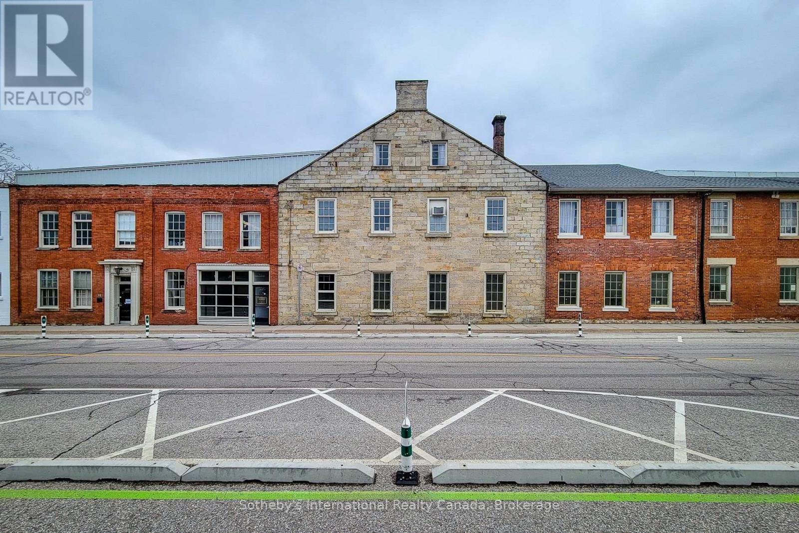 202 - 64 HATT STREET