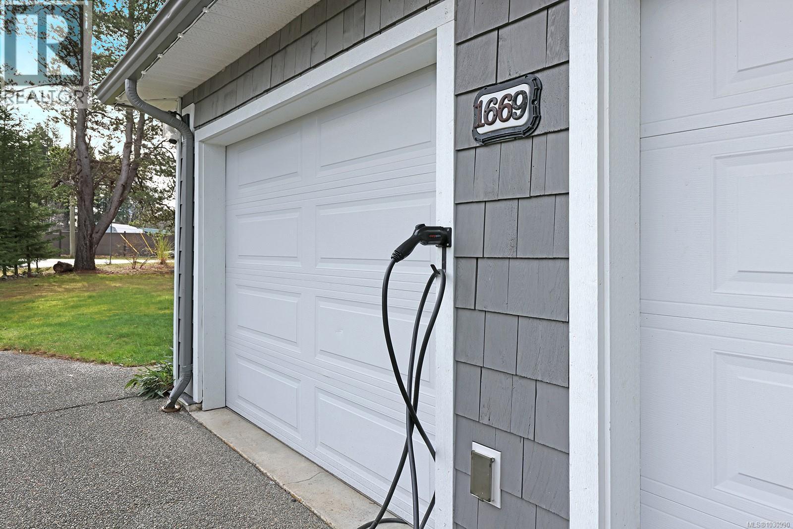 1669 Essex Pl, Comox