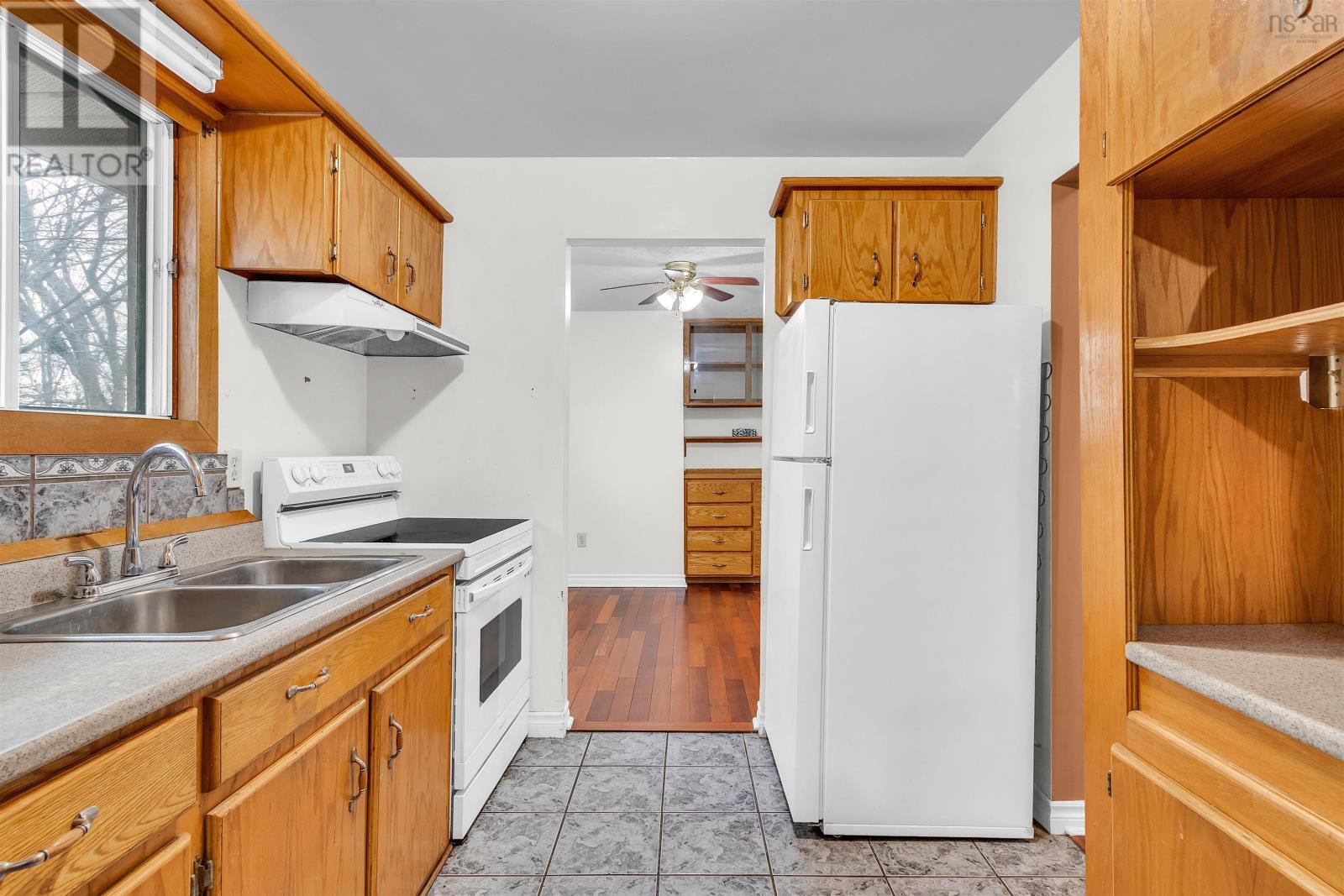 Property 3 of 34 of 669 Portland Street