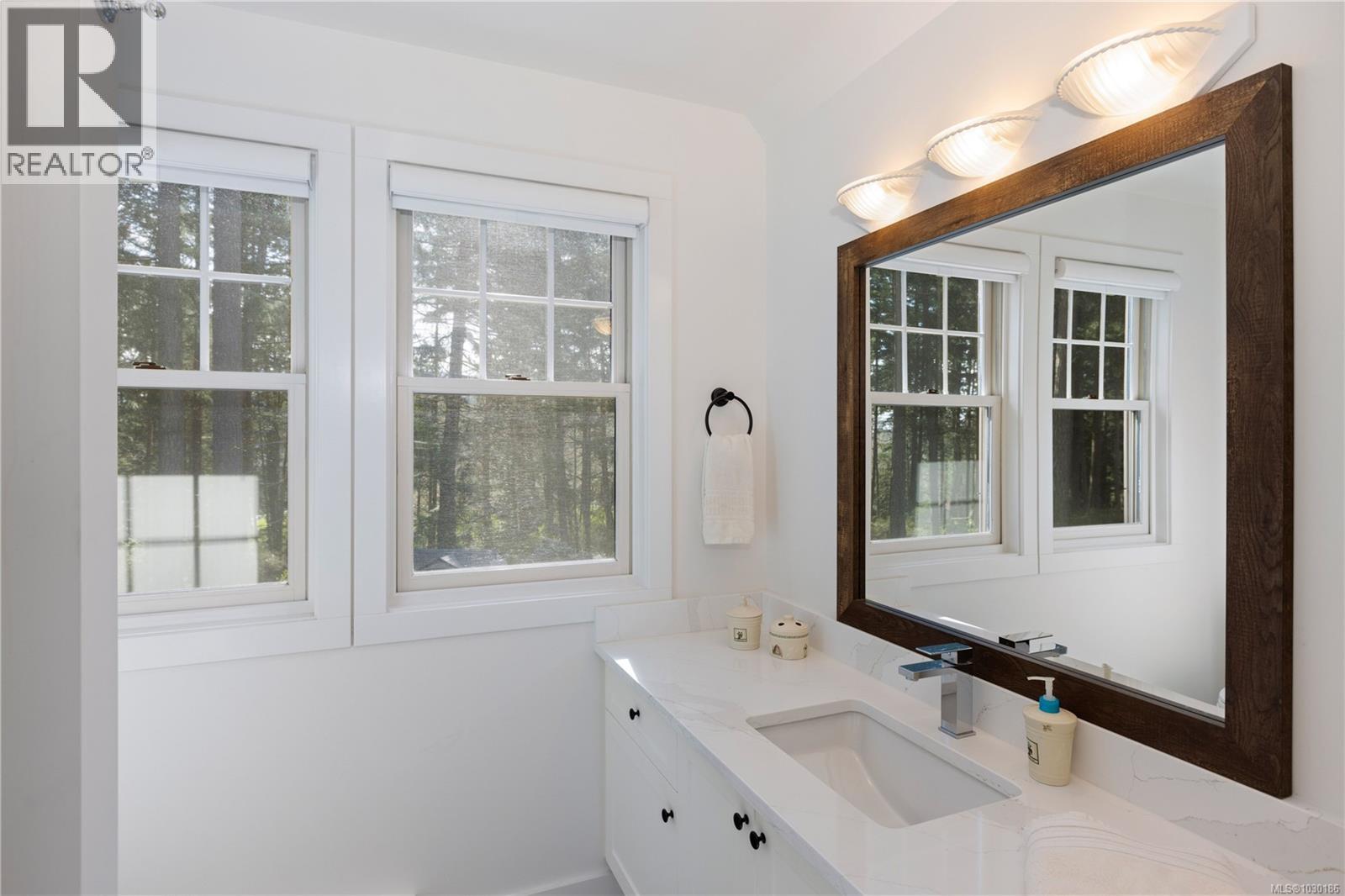 1228 Garden Gate Dr, Central Saanich