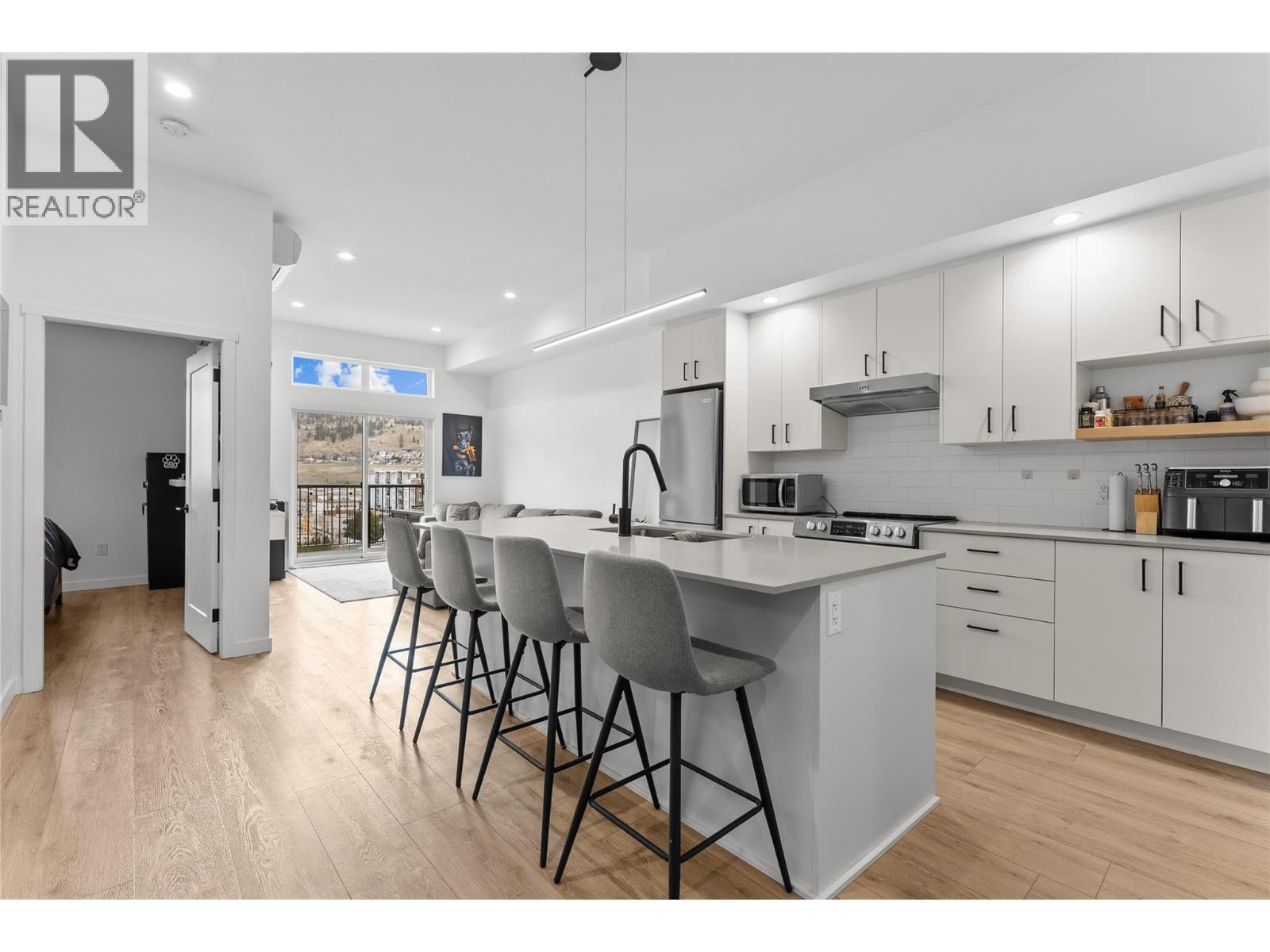 #609 660 Cawston Avenue N - 2