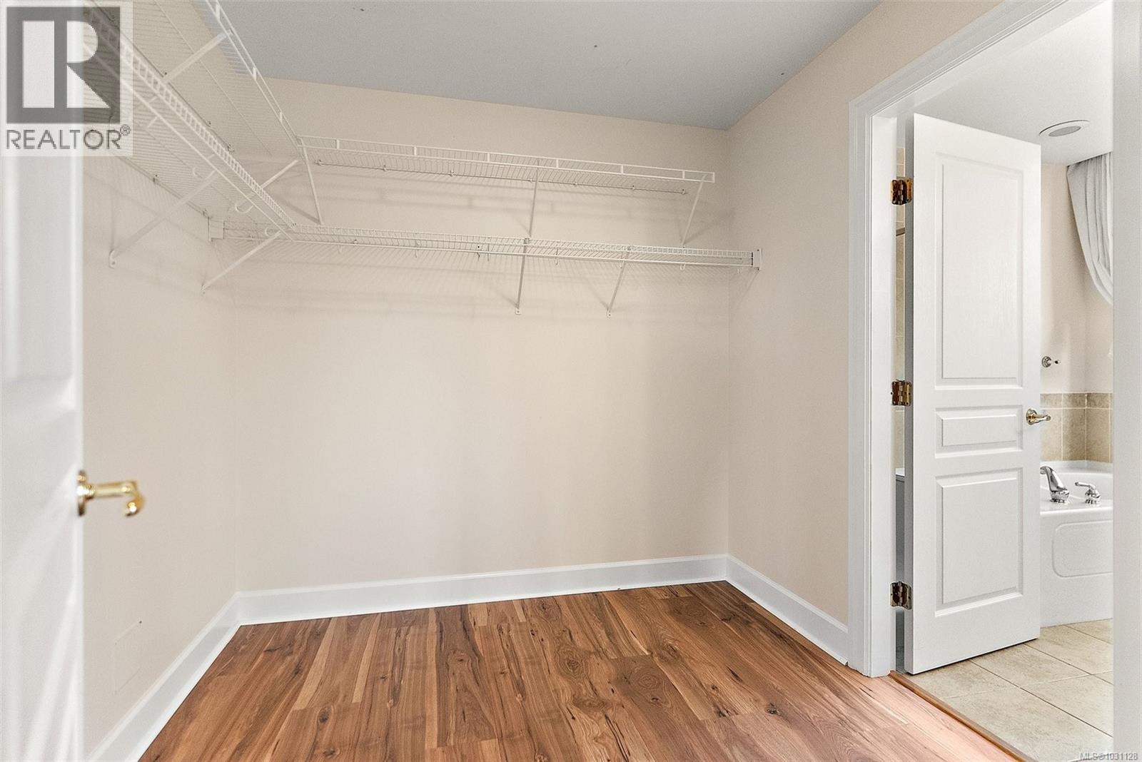 #330 21 DALLAS RD - 17