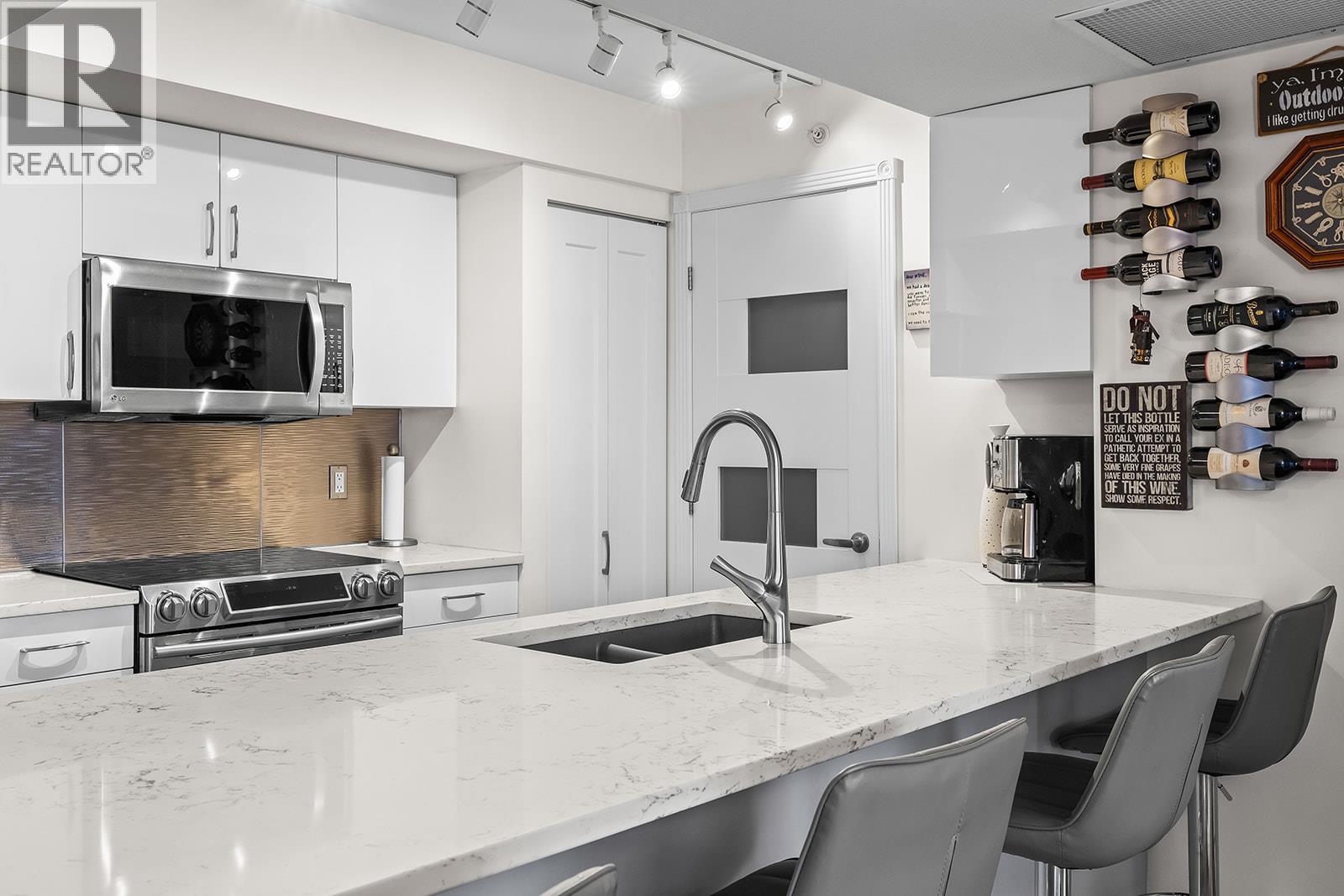 302 1160 Sunset Drive, Kelowna