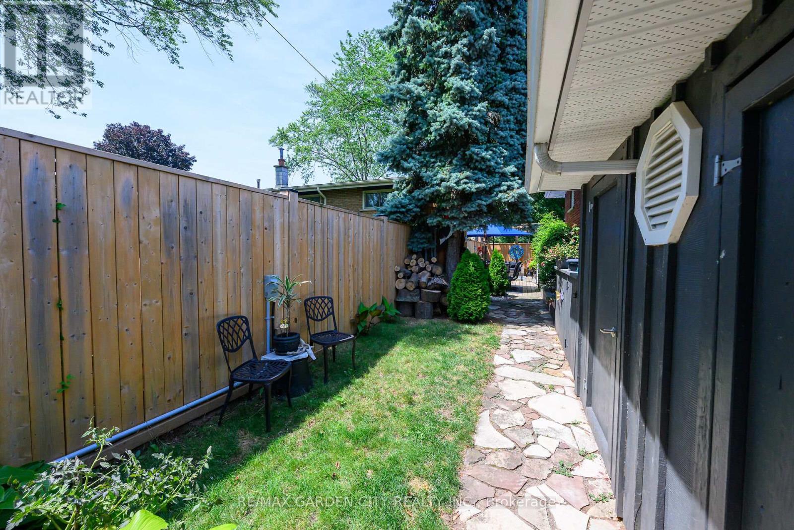 8 BENDAMERE DRIVE - 36