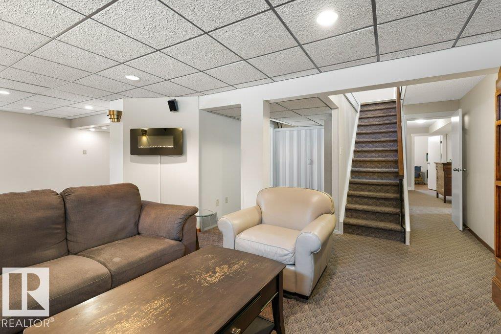 7 ASH PL, St. Albert