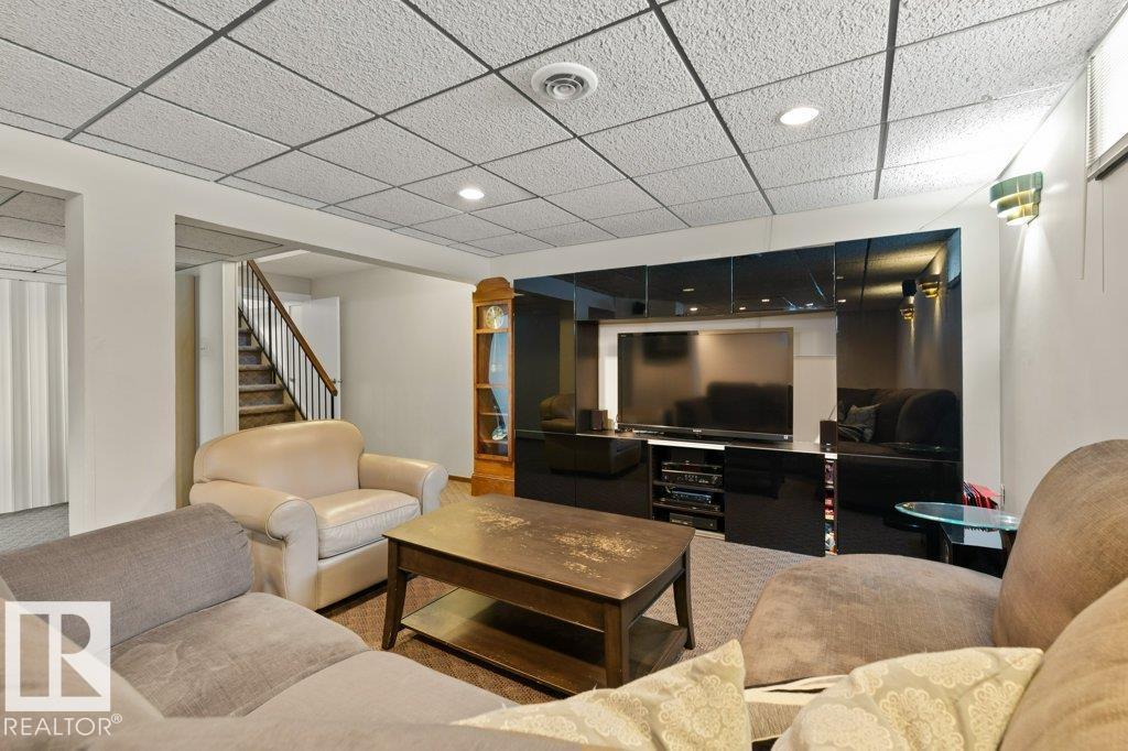 7 ASH PL, St. Albert