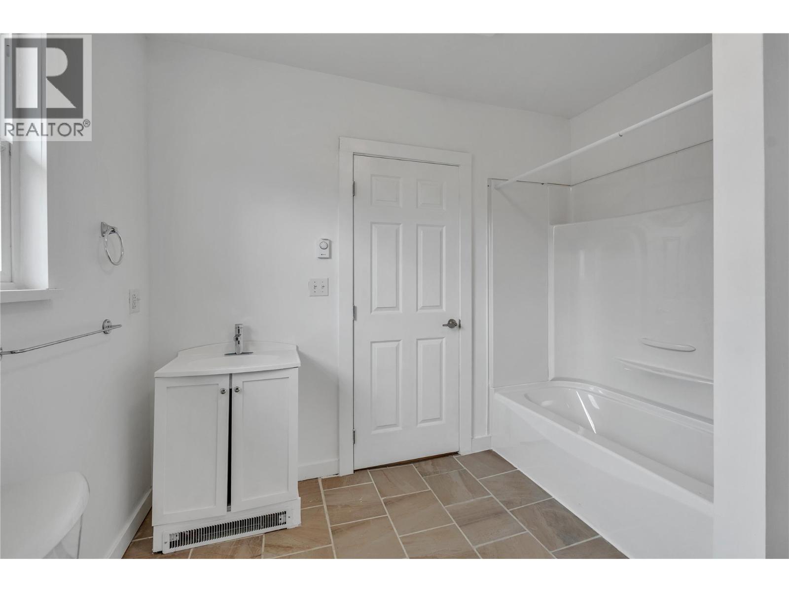 34 FENCHURCH AVENUE - 28