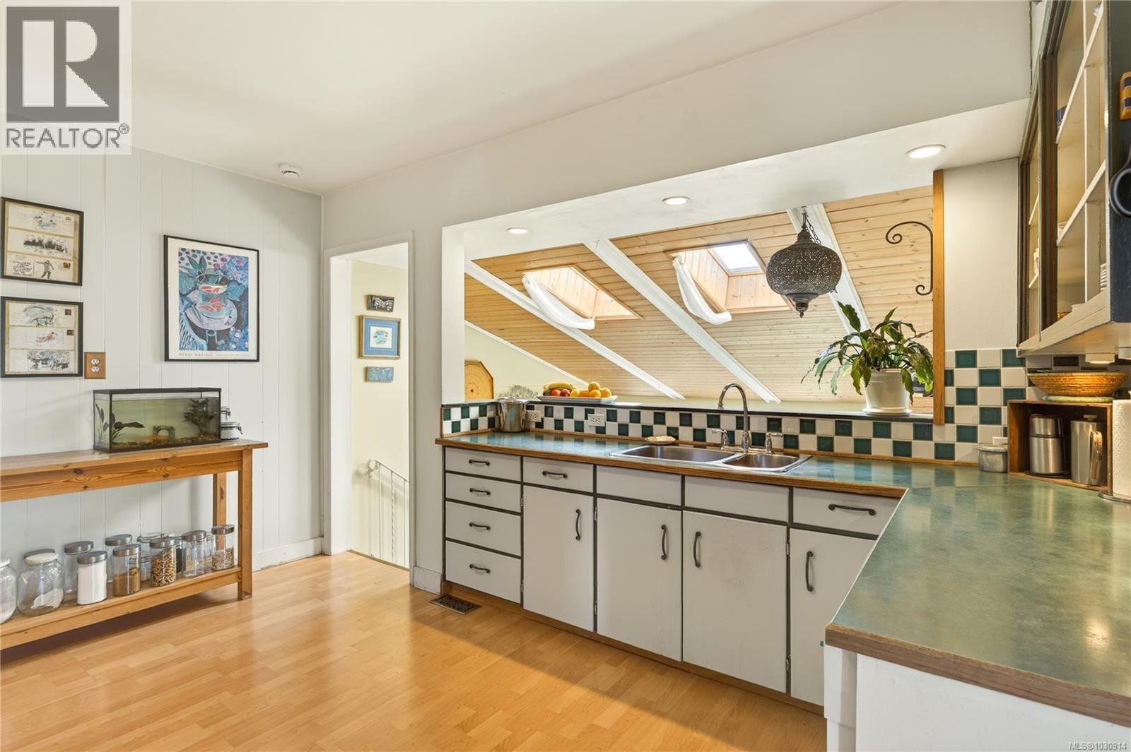 225 Harvey St - 17