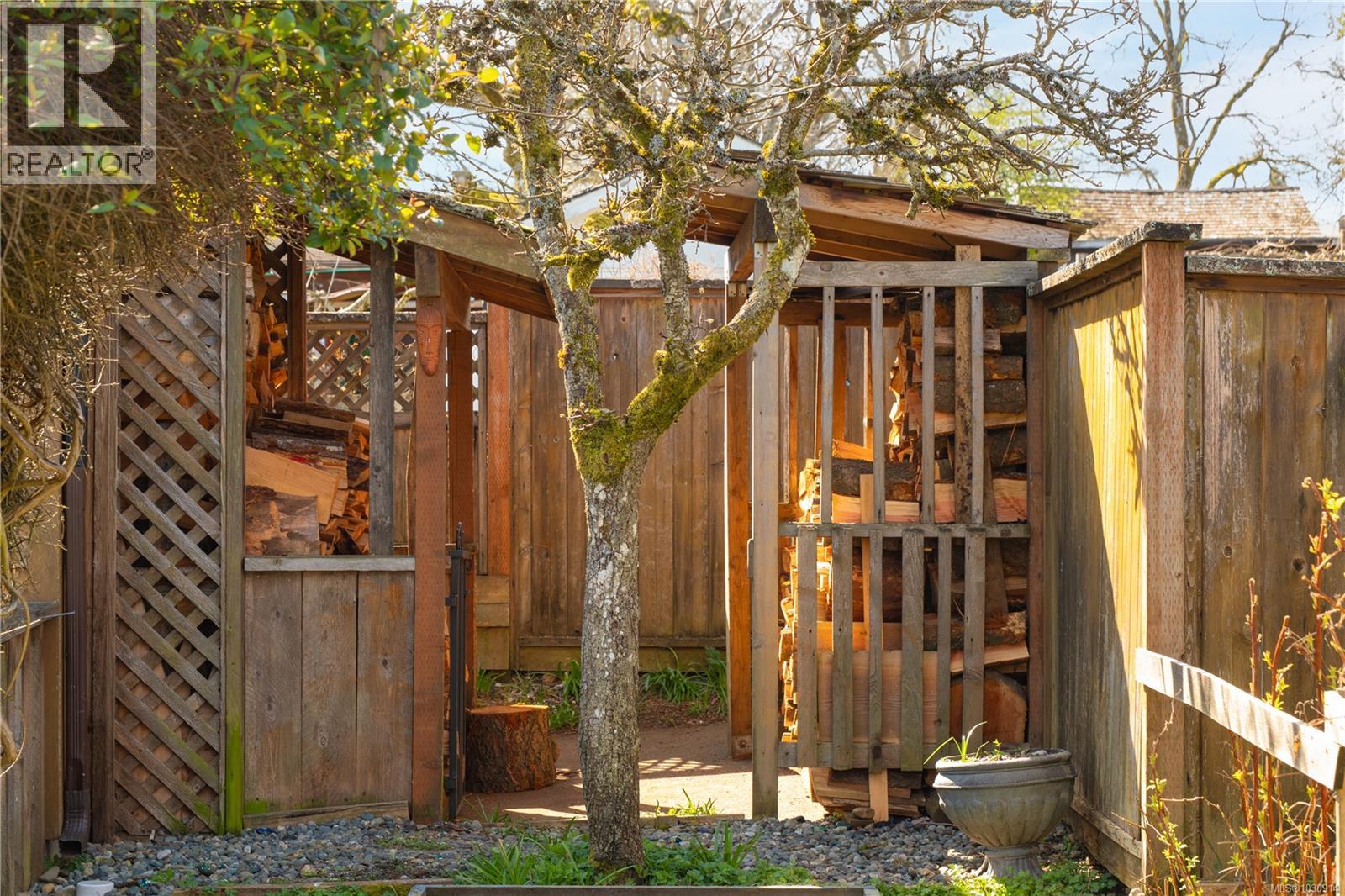 225 Harvey St - 67