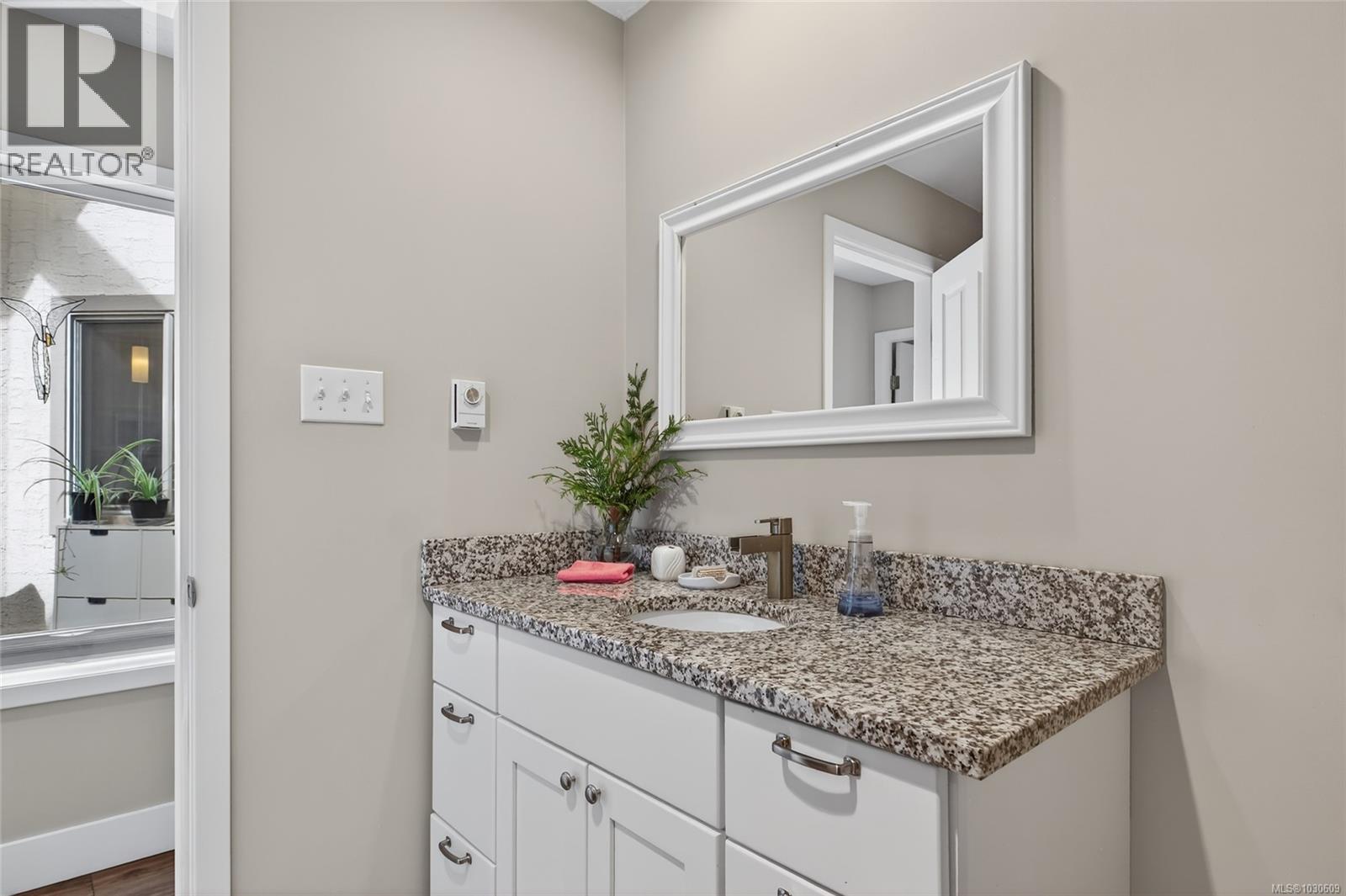 #2 885 BERWICK RD S - 30