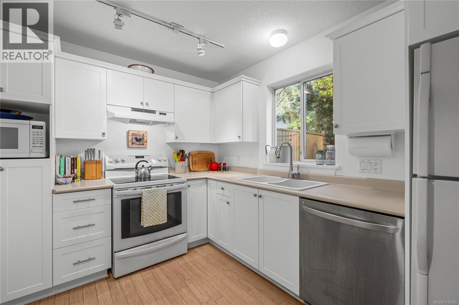 #2 290 Corfield St S - 33