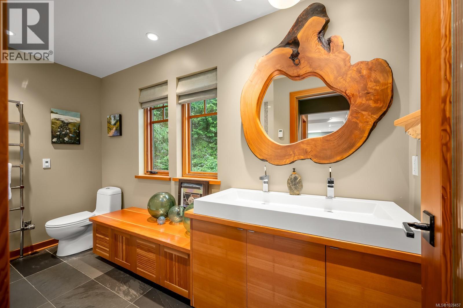 1257 Lynn Rd, Tofino