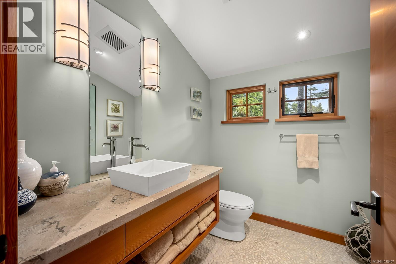 1257 Lynn Rd, Tofino