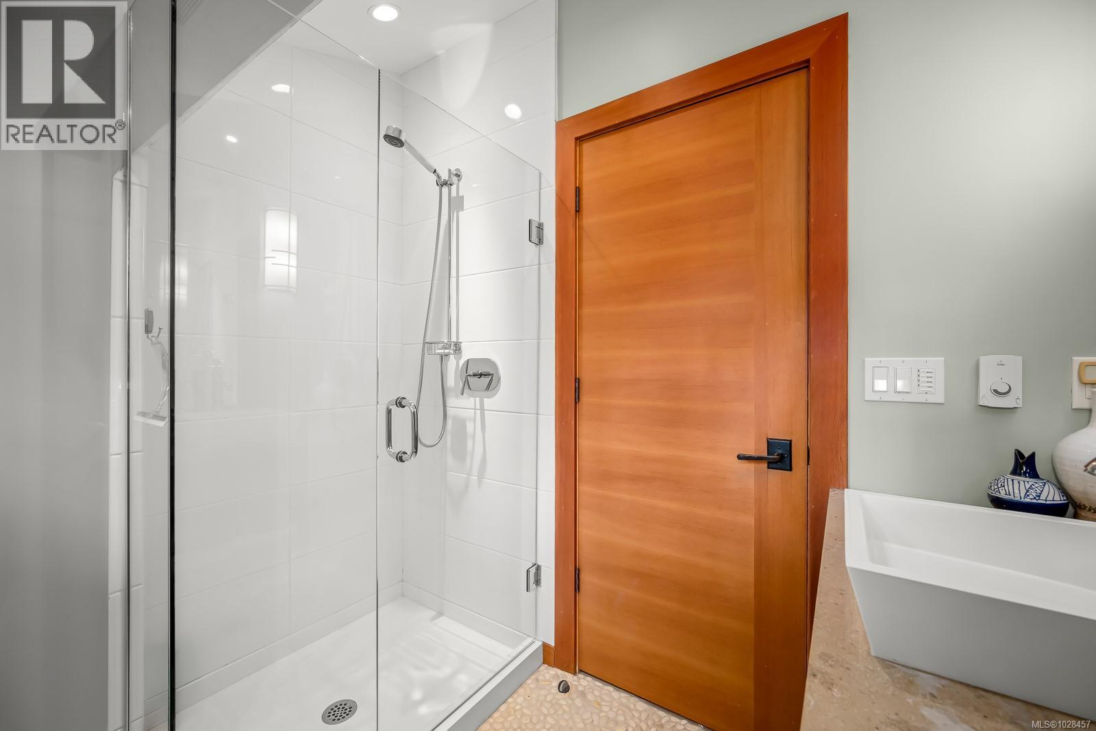 1257 Lynn Rd, Tofino