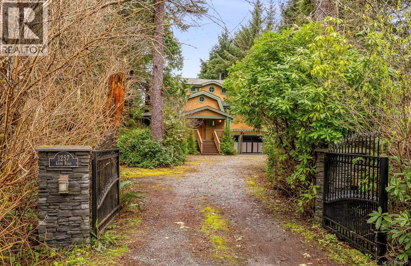 1257 Lynn Rd, Tofino